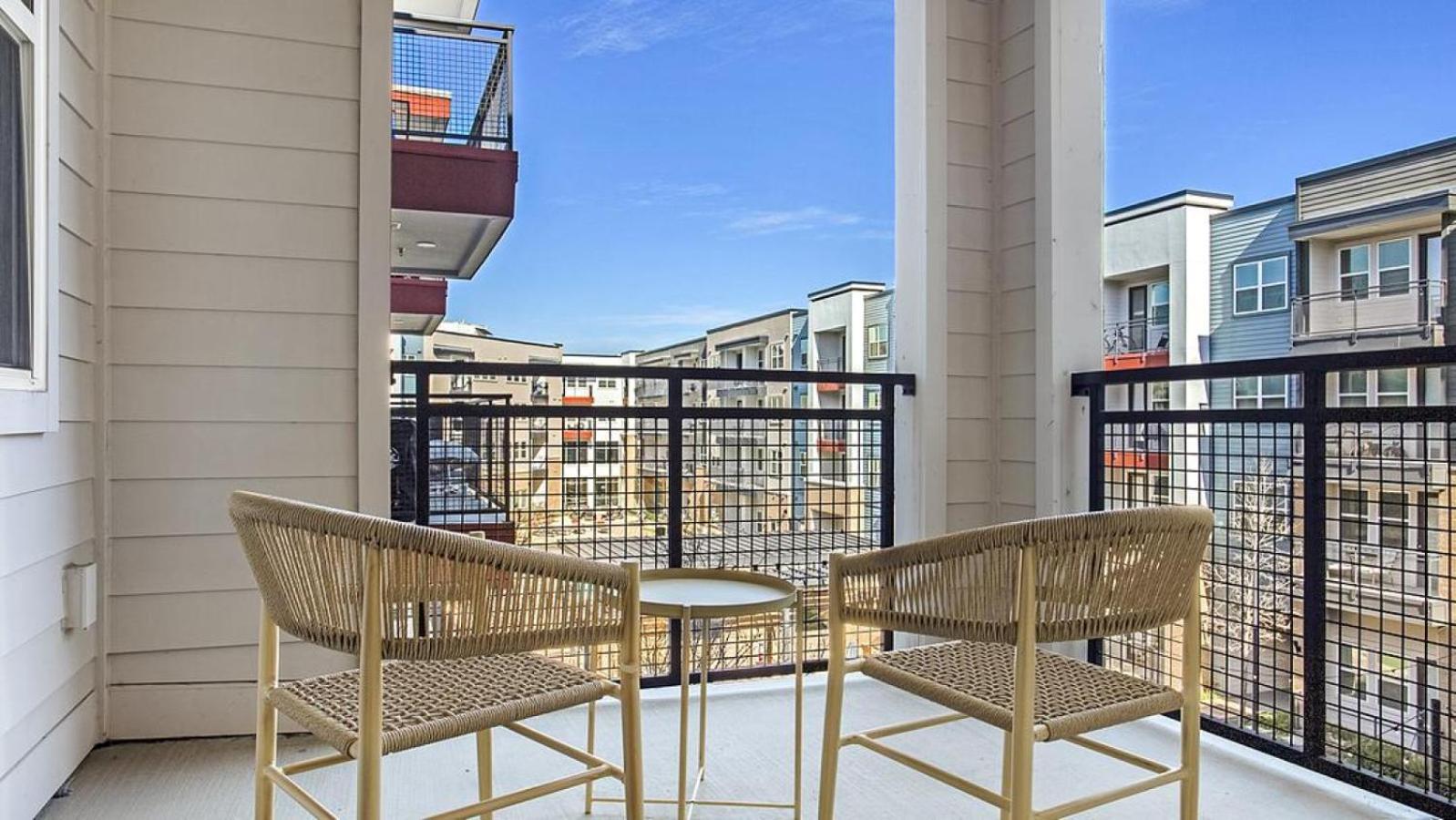 Landing - Modern With Amazing Amenities Apartment
