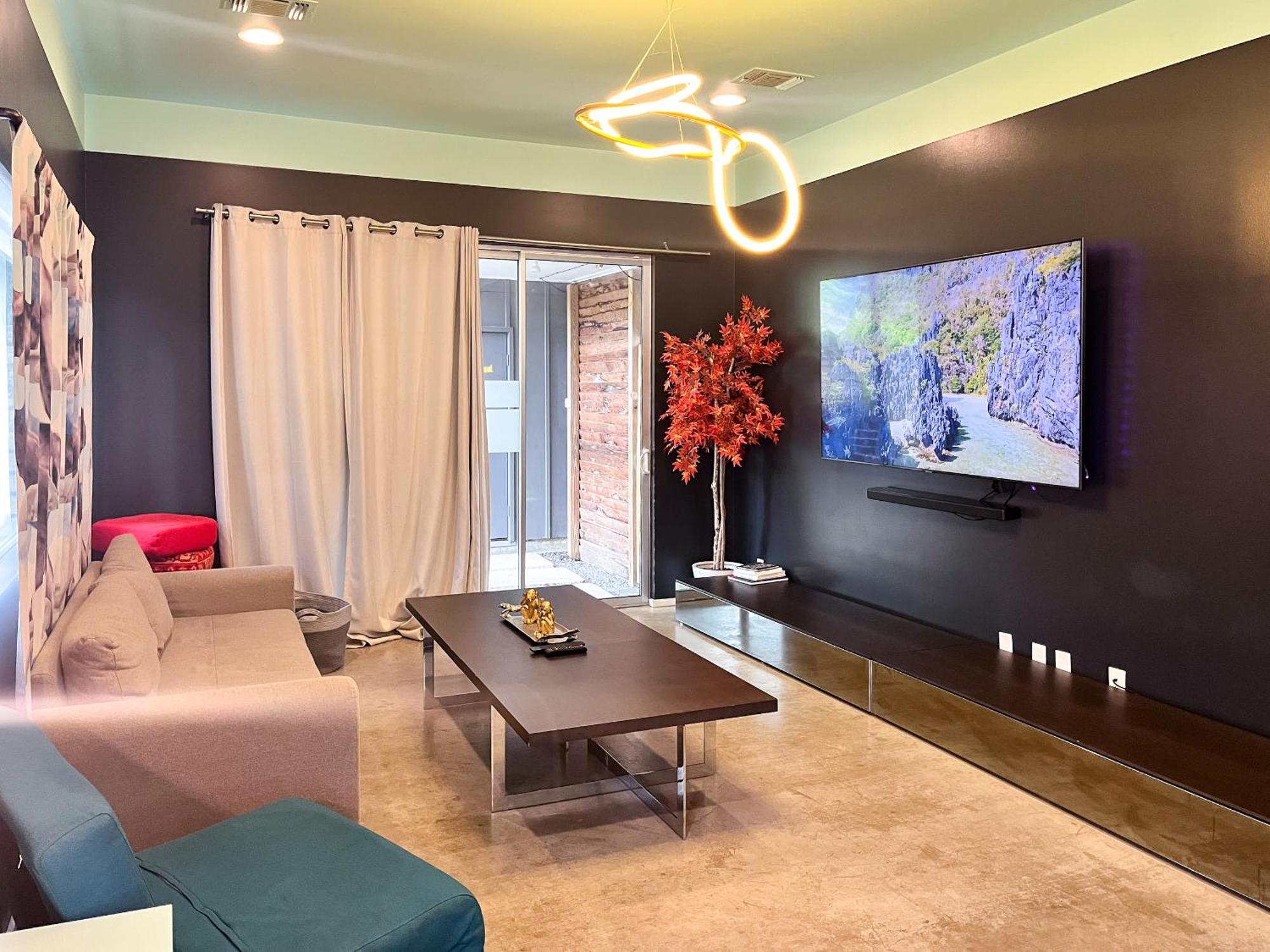 Massive Compound 20 Beds - Rainey St - 6 Min Walk Austin