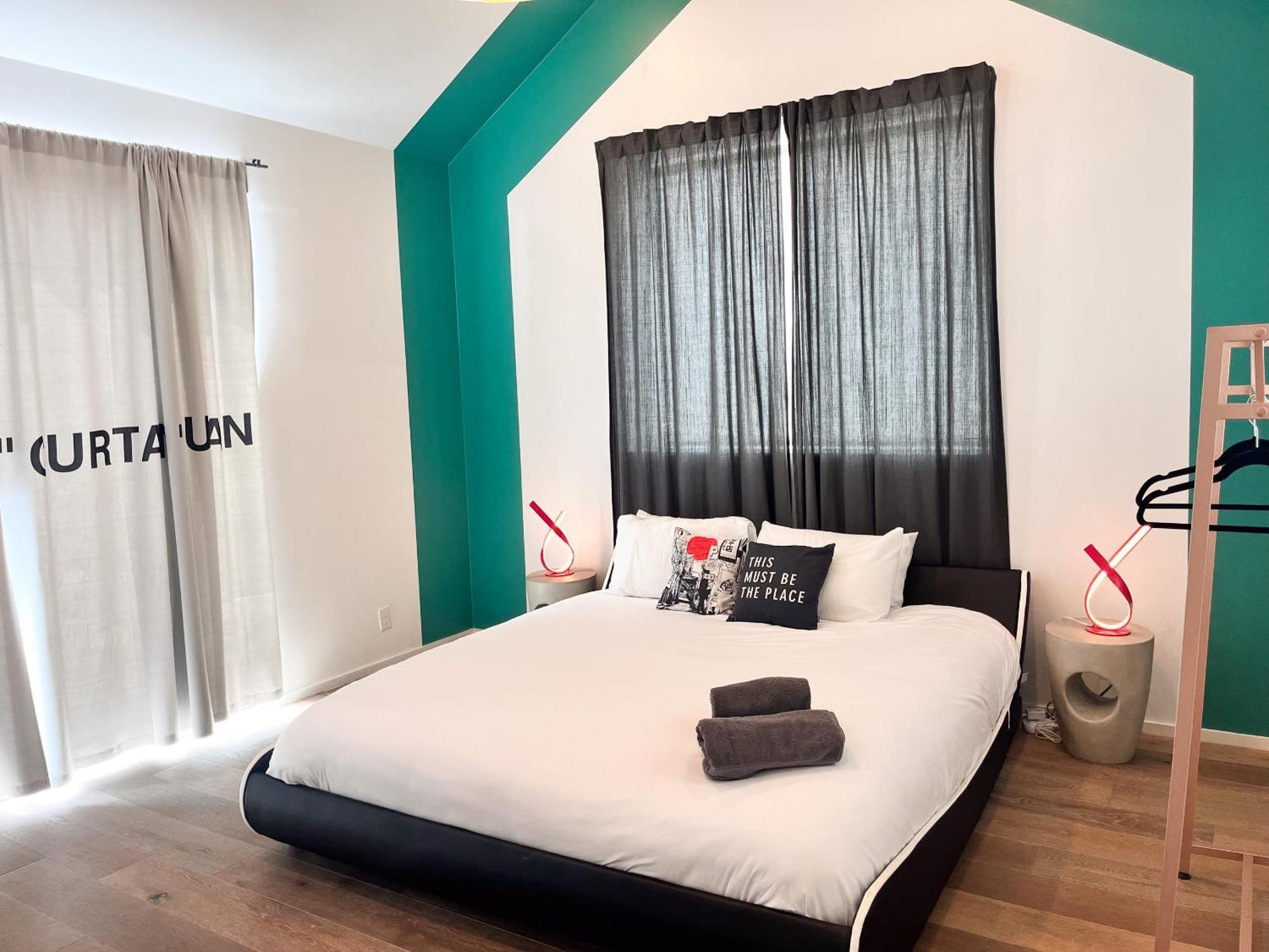 Massive Compound 20 Beds - Rainey St - 6 Min Walk