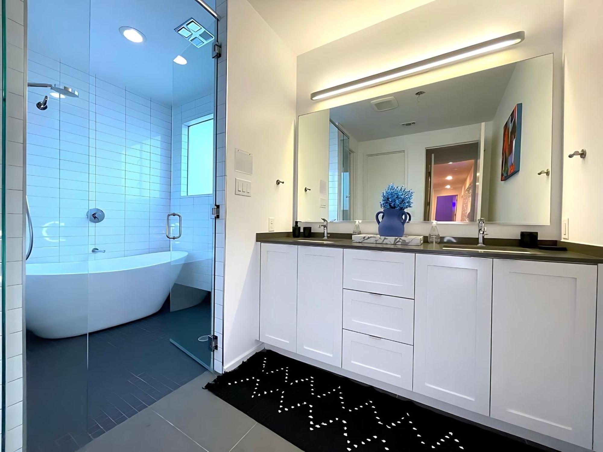 Massive Compound 20 Beds - Rainey St - 6 Min Walk