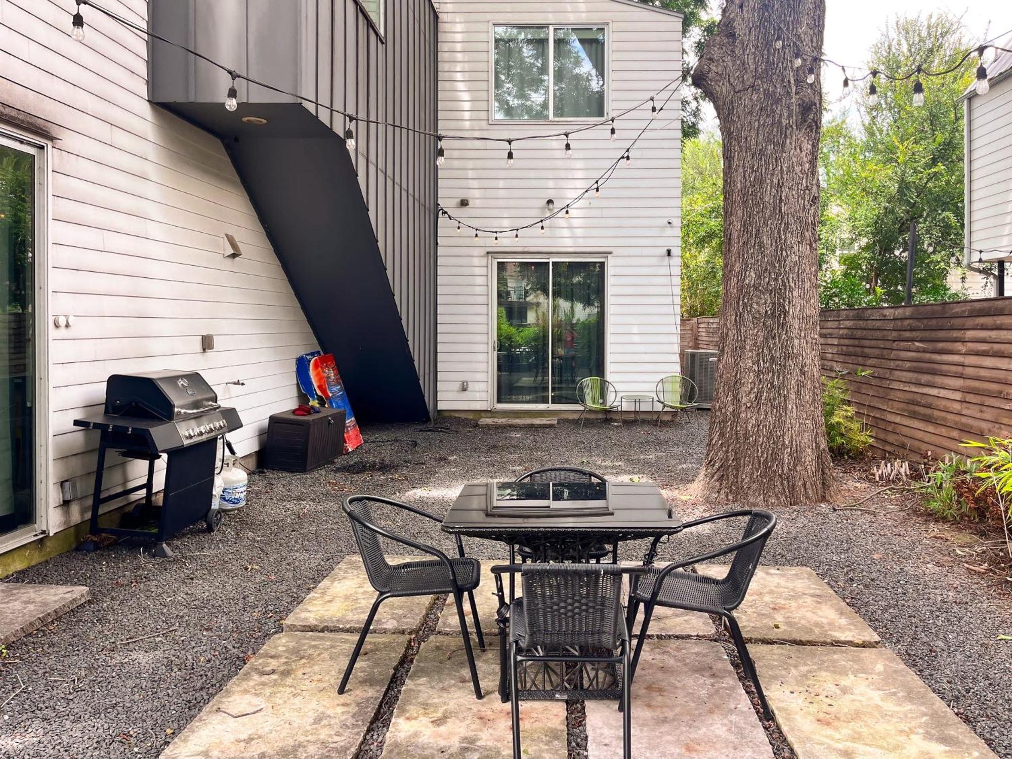 Massive Compound 20 Beds - Rainey St - 6 Min Walk *