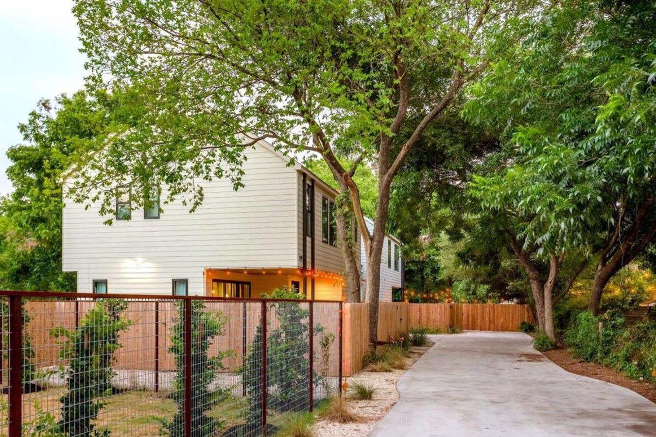 Two-house Private 10br Compound - Dt 6 Min Drive Holiday home Austin
