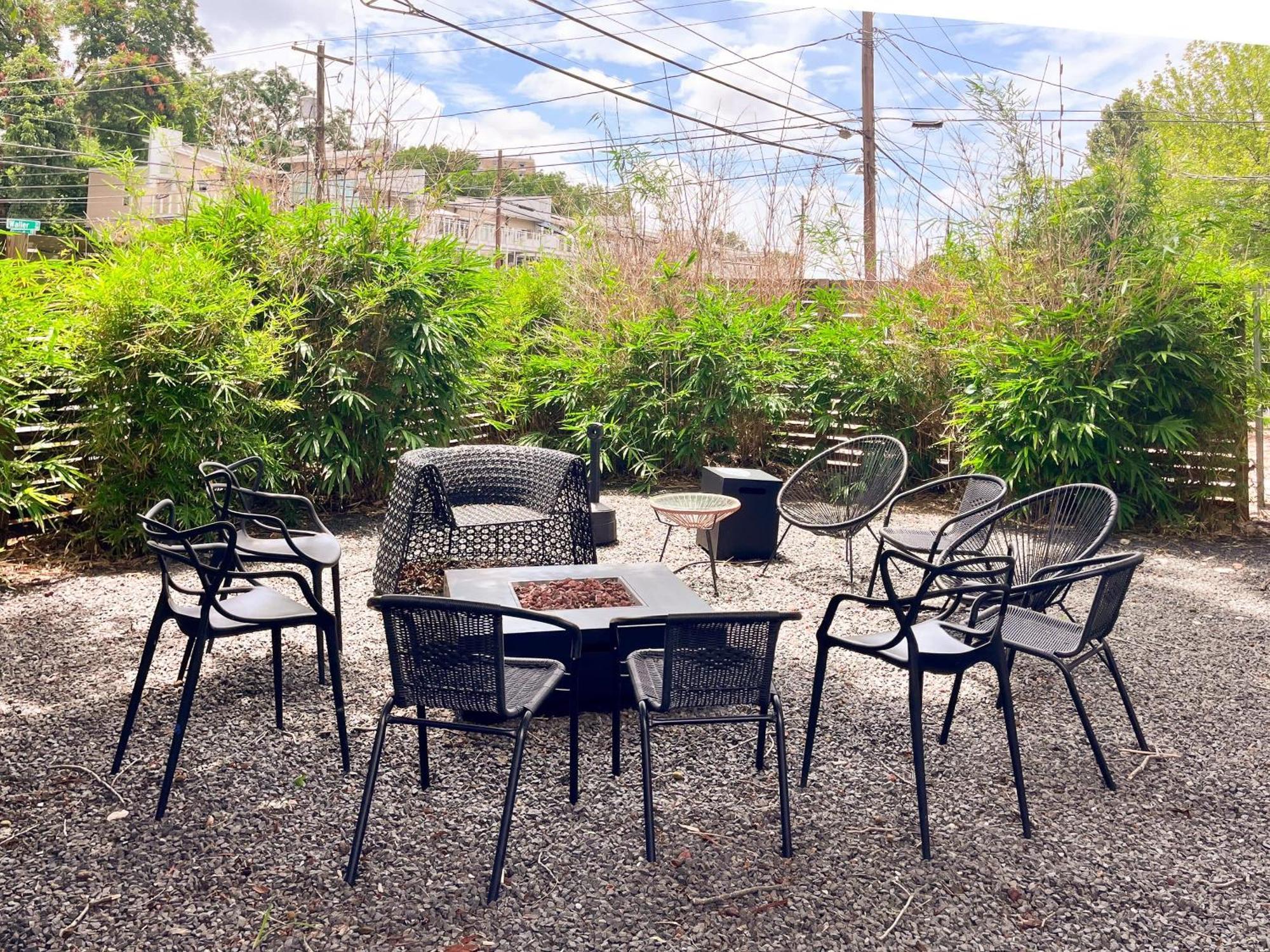 Massive Compound 20 Beds - Rainey St - 6 Min Walk *