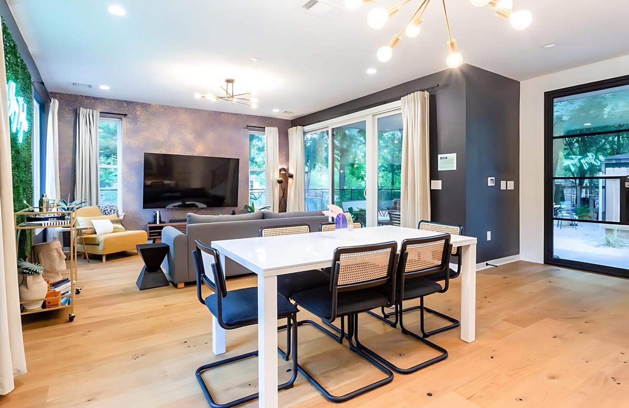 Two-house Private 10br Compound - Dt 6 Min Drive Holiday home Austin