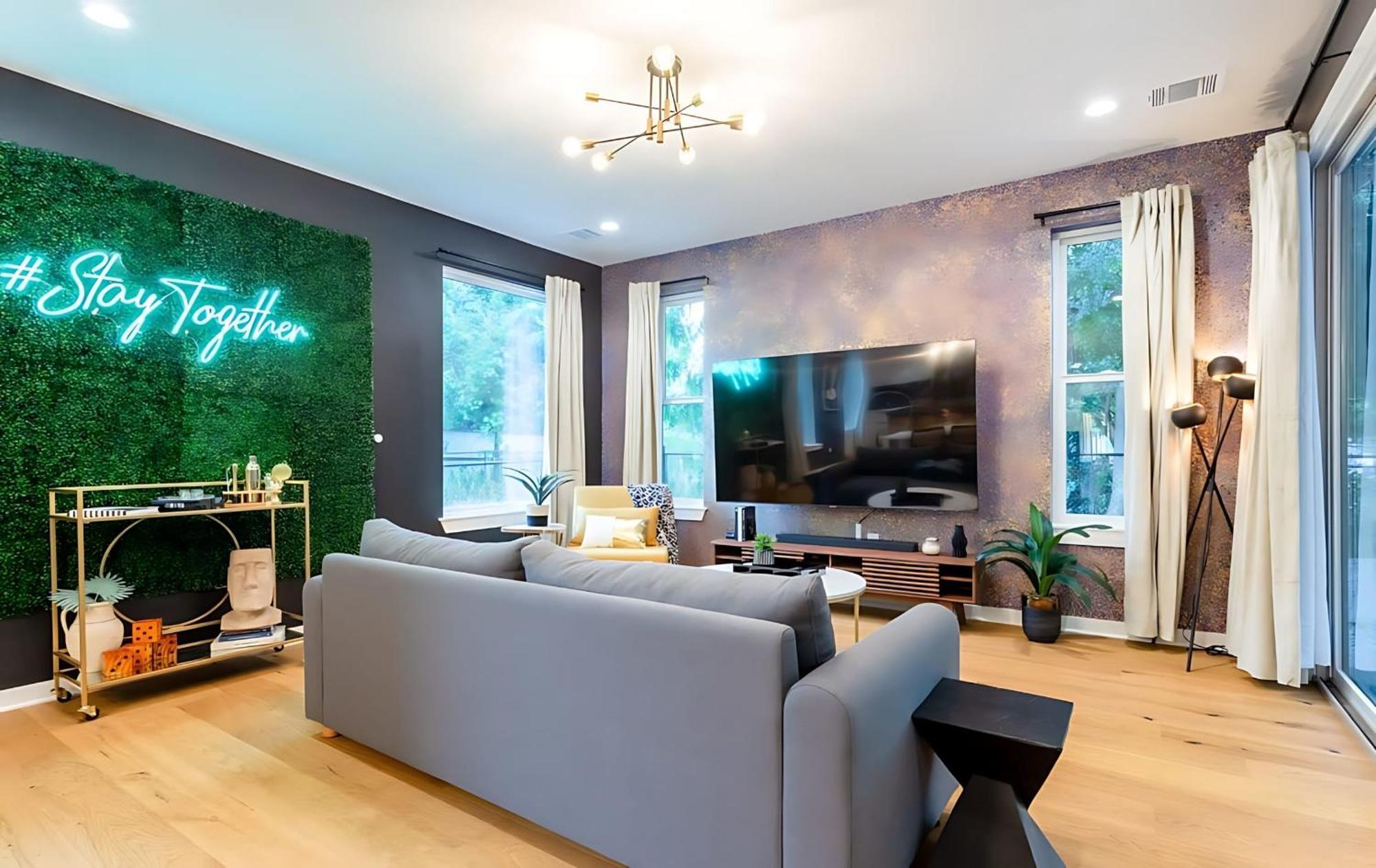 Two-house Private 10br Compound - Dt 6 Min Drive *