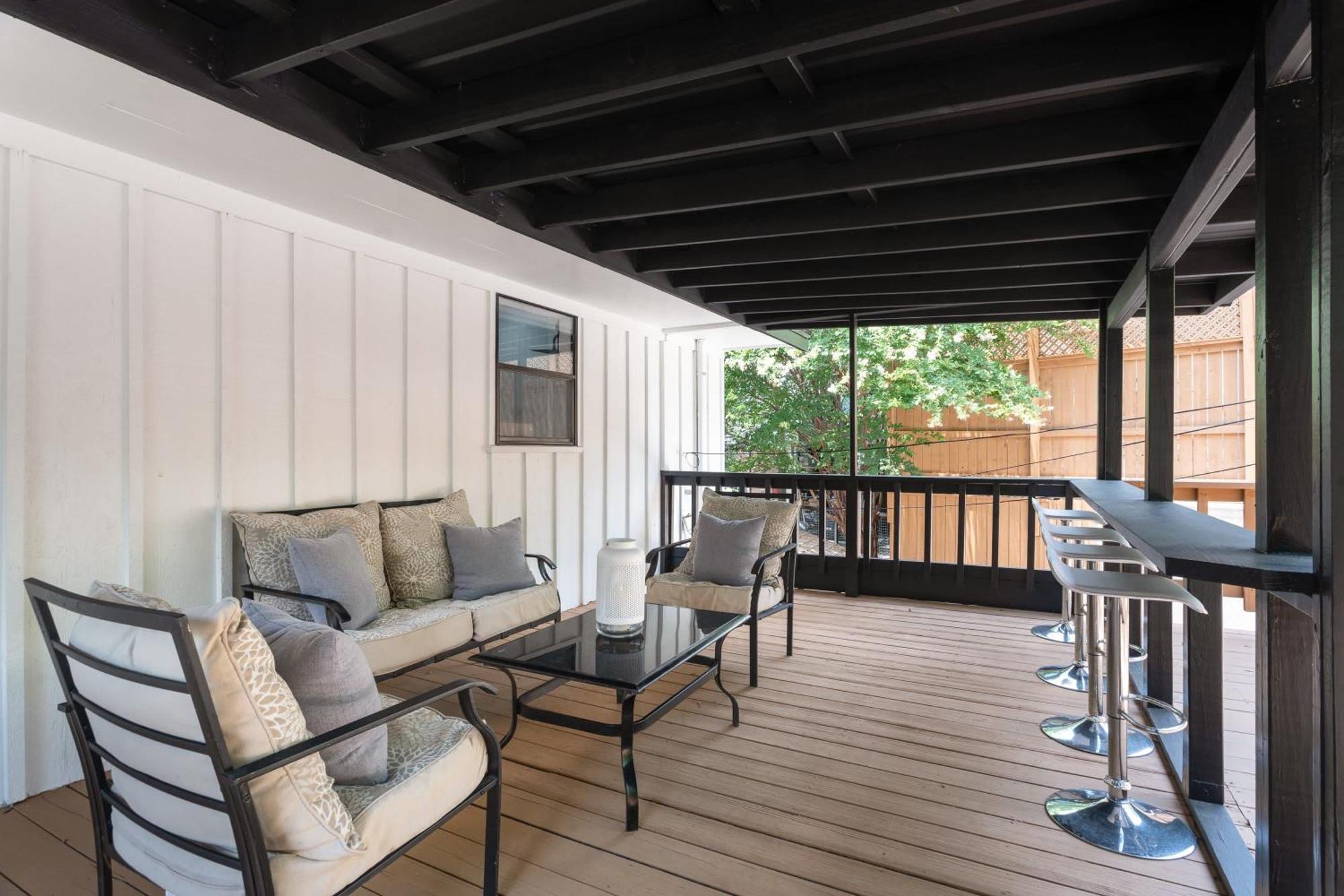 Holiday home Upstay - Multiple Patio Decks Fenced-in Yard Bbq