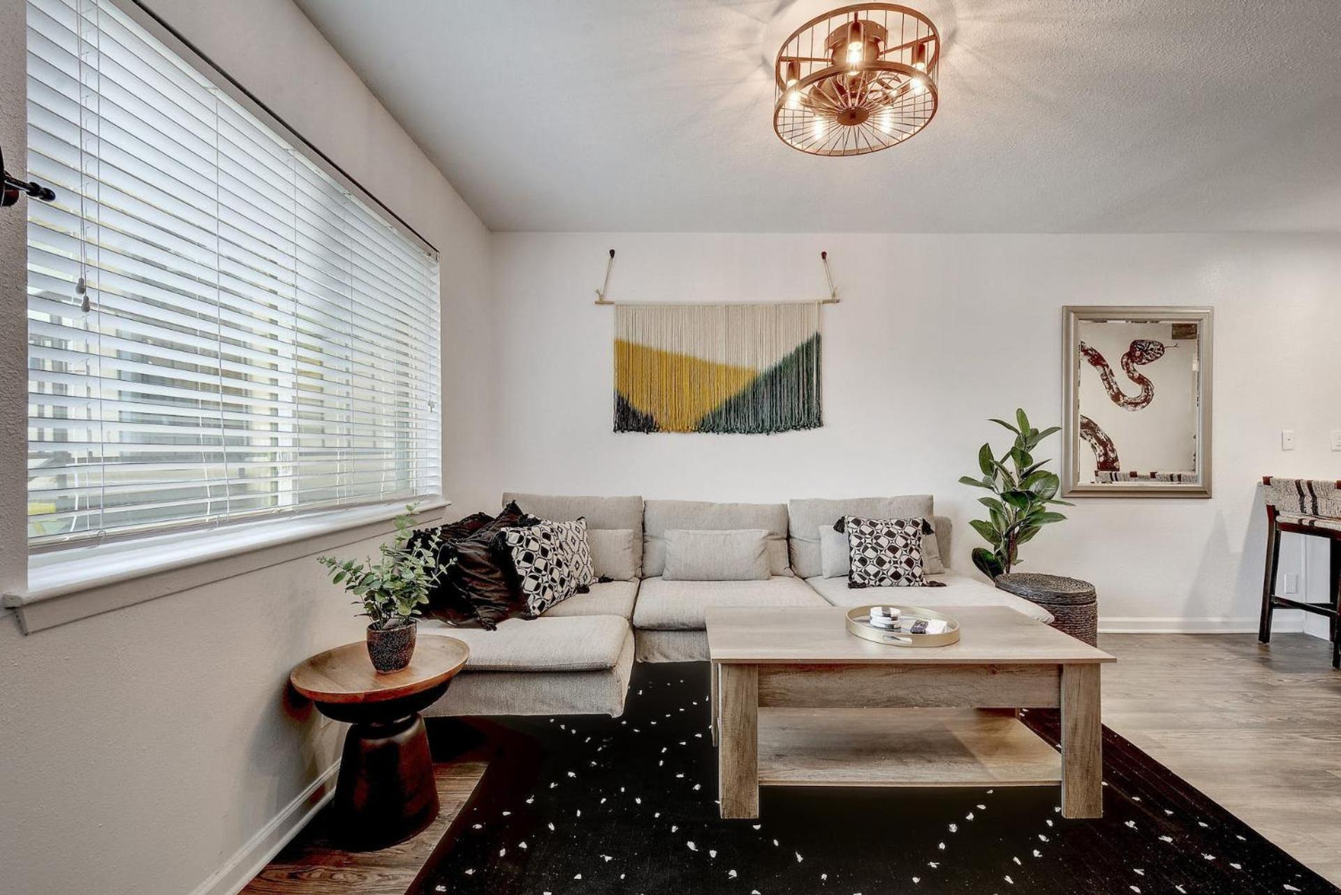 Artsy Space In Travis Heights With Shared Pool - Ash! Holiday home *