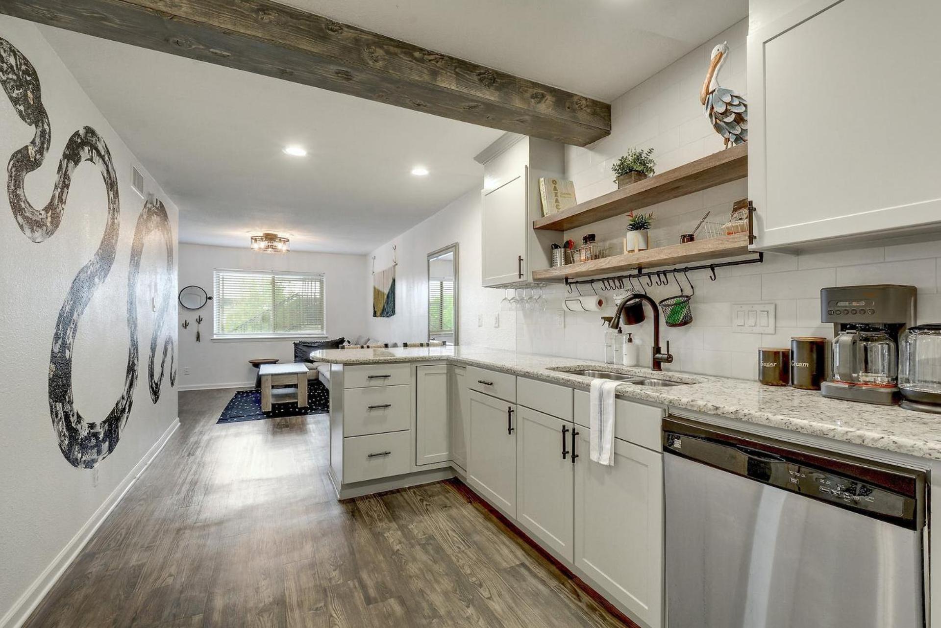 Artsy Space In Travis Heights With Shared Pool - Ash! Austin