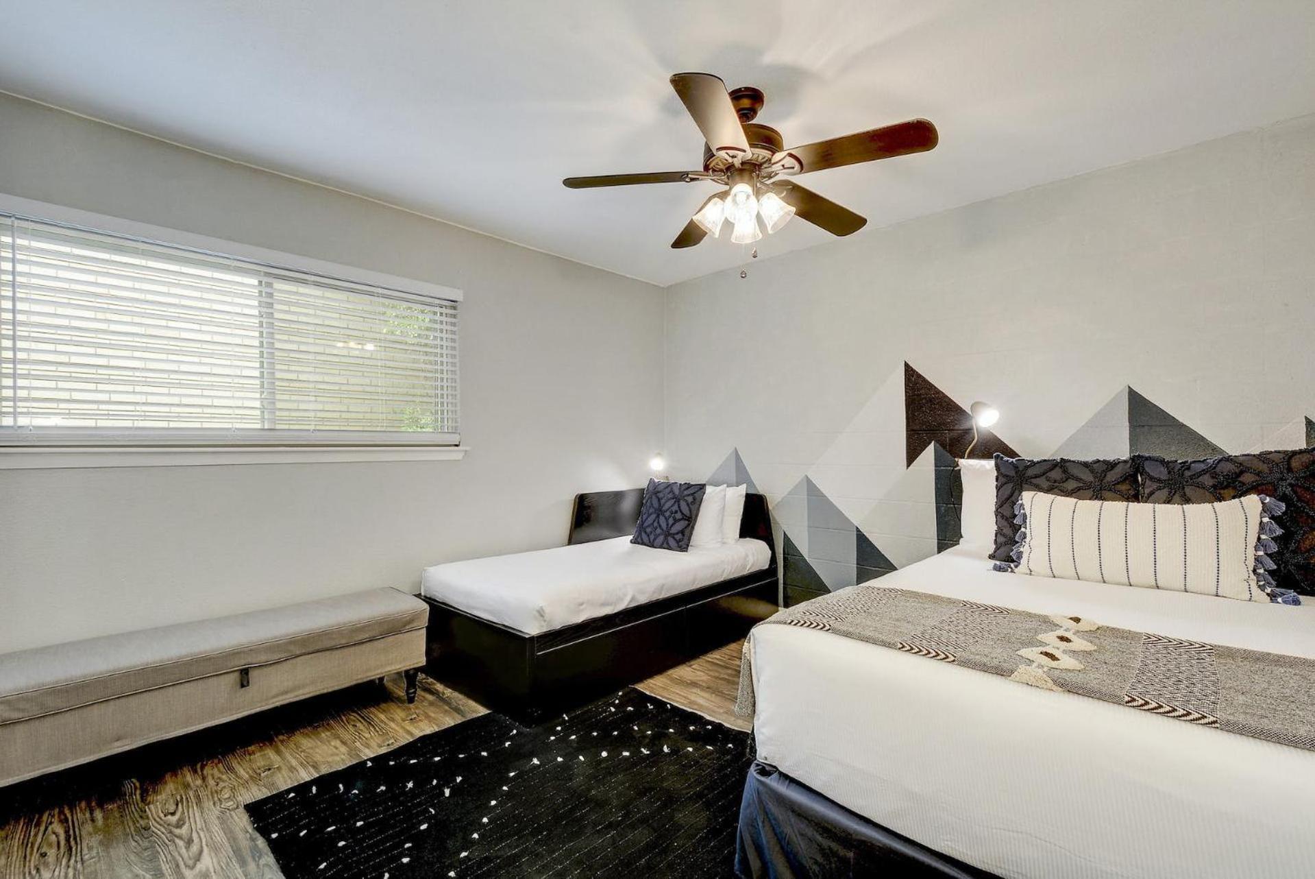 Artsy Space In Travis Heights With Shared Pool - Ash! * Austin