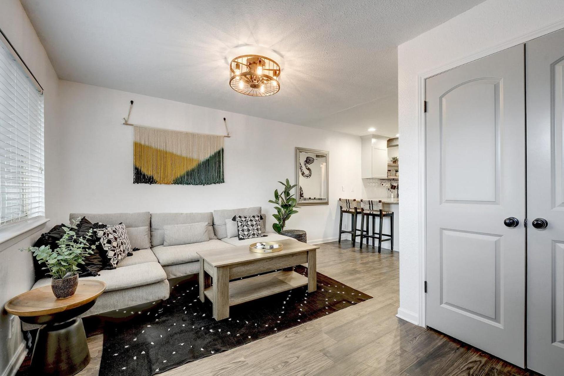 Artsy Space In Travis Heights With Shared Pool - Ash! Holiday home