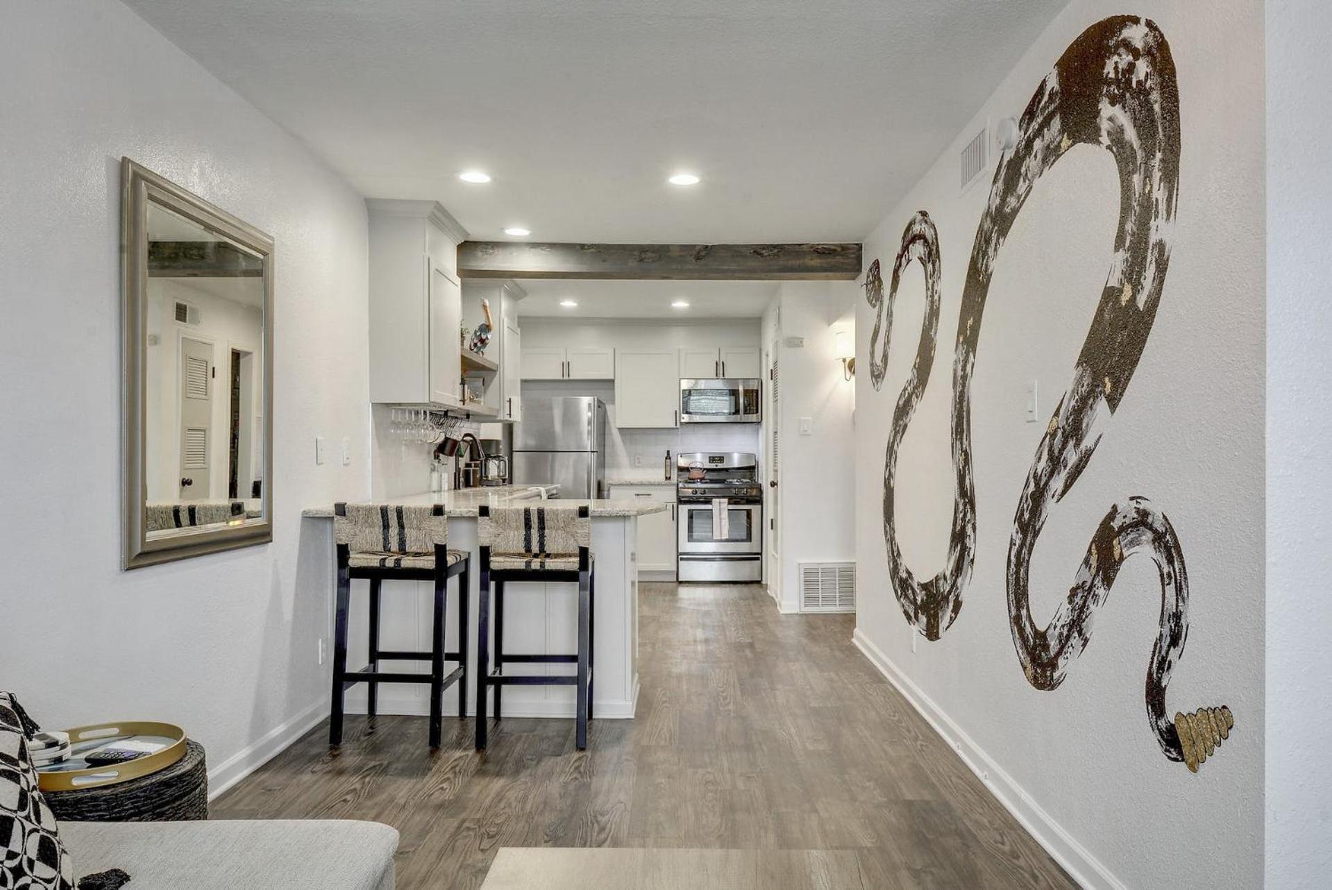 Artsy Space In Travis Heights With Shared Pool - Ash! Holiday home *
