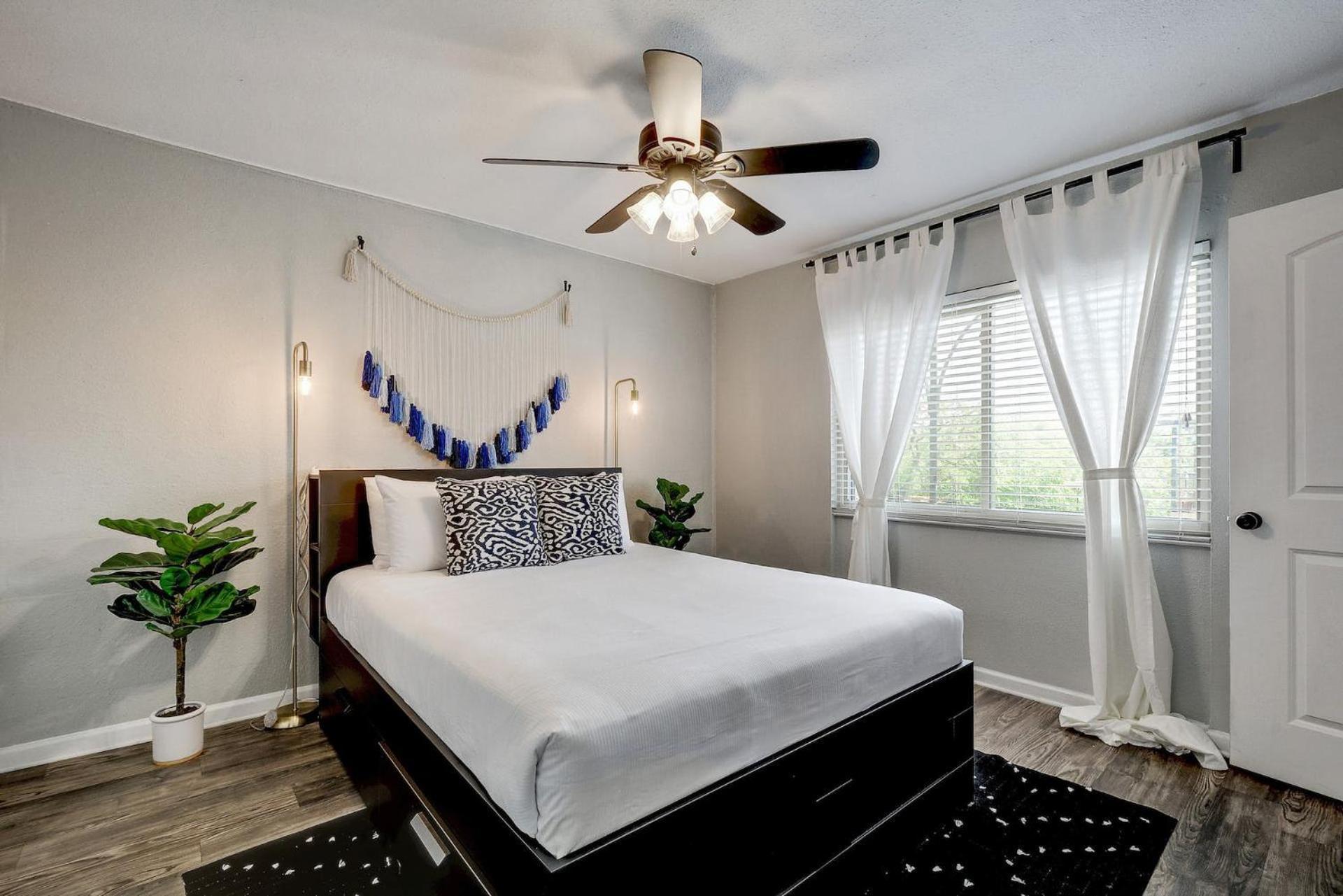 Holiday home Artsy Space In Travis Heights With Shared Pool - Ash! *