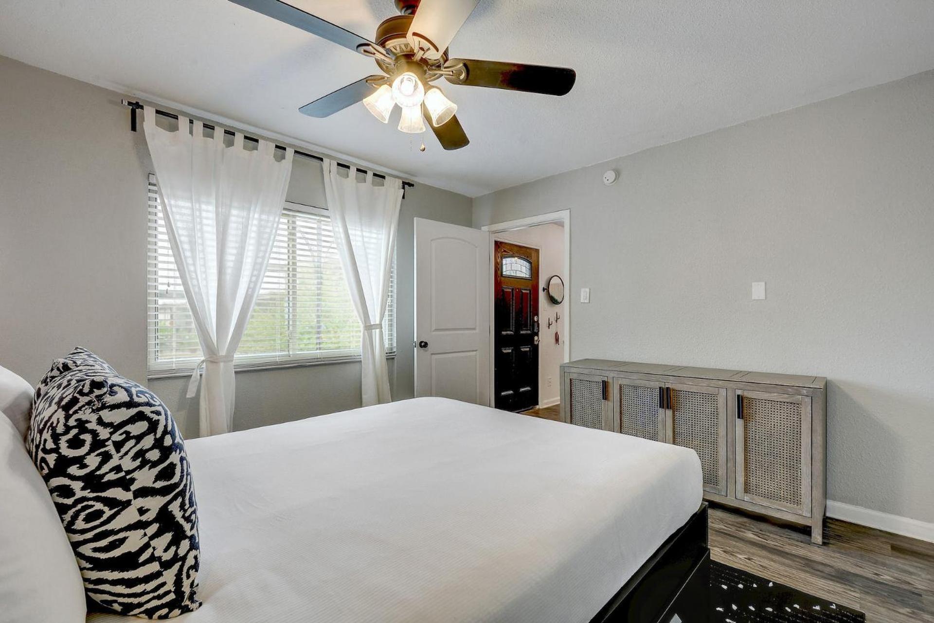 Holiday home Artsy Space In Travis Heights With Shared Pool - Ash! *