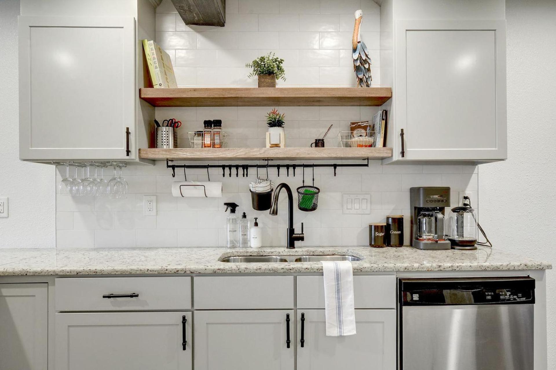 Artsy Space In Travis Heights With Shared Pool - Ash!