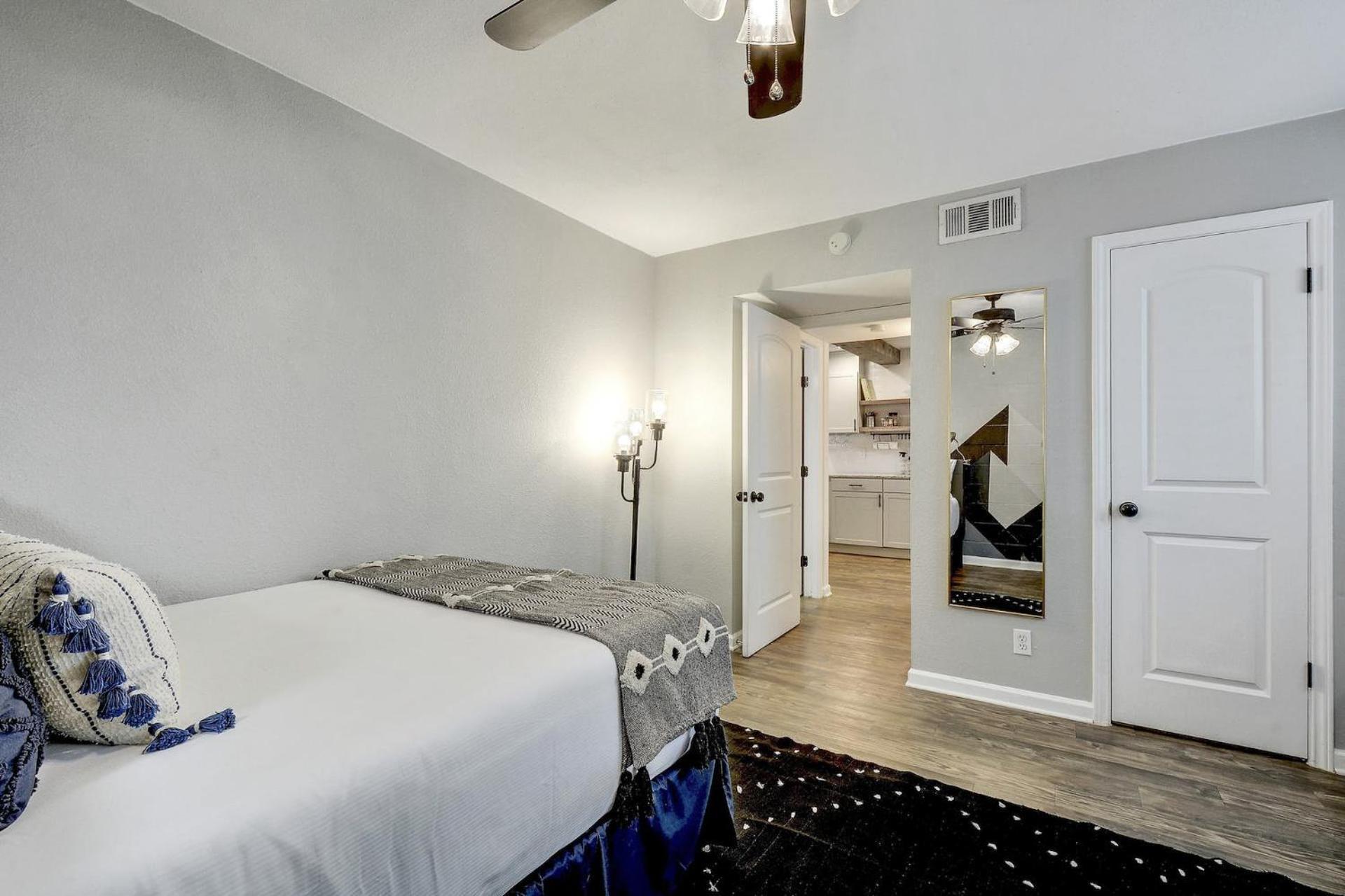 Artsy Space In Travis Heights With Shared Pool - Ash! * Austin