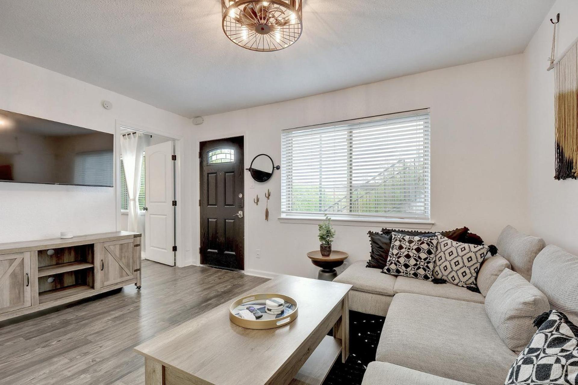 Artsy Space In Travis Heights With Shared Pool - Ash! Holiday home *