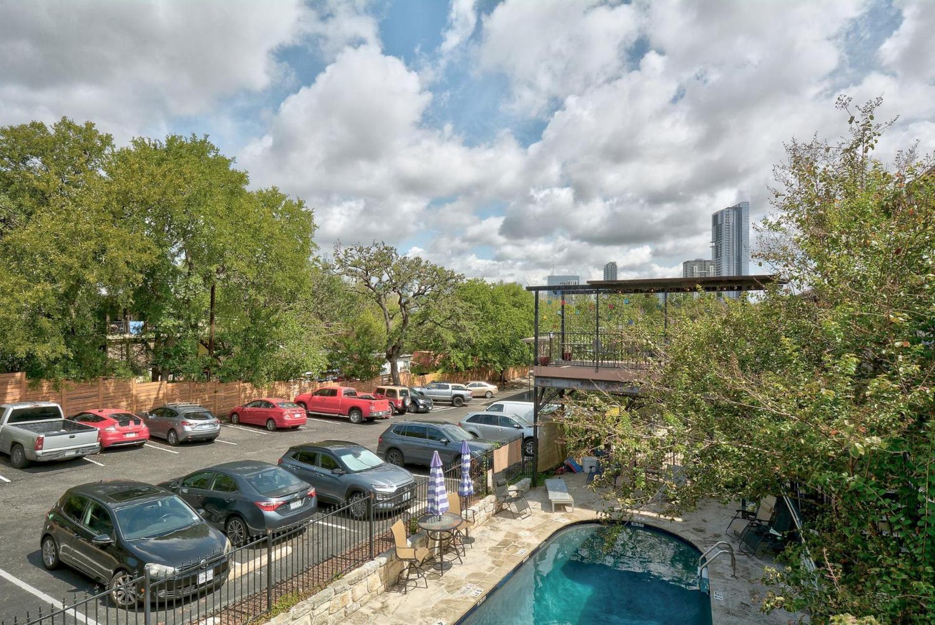 Artsy Space In Travis Heights With Shared Pool - Ash!