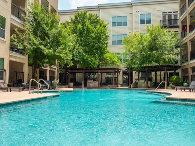 Prime Soco King Bed 1br & 2br W Gym, Pickleball, Laundry Apartment