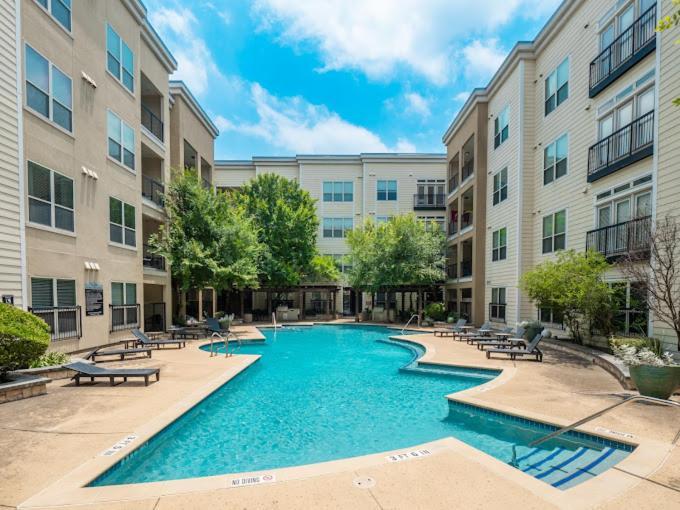 Apartment Prime Soco King Bed 1br & 2br W Gym, Pickleball, Laundry