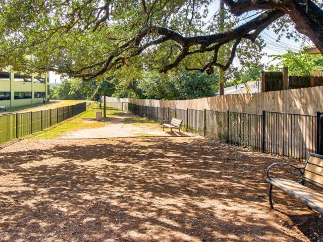 Apartment Prime Soco King Bed 1br & 2br W Gym, Pickleball, Laundry *