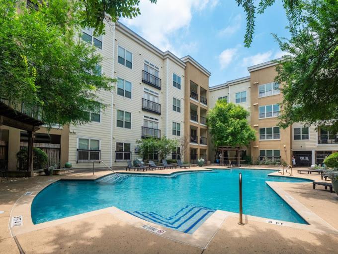 Apartment Prime Soco King Bed 1br & 2br W Gym, Pickleball, Laundry Austin