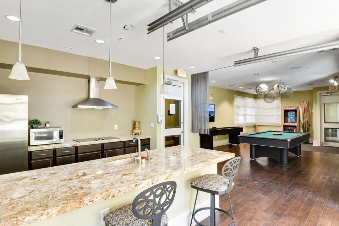 Prime Soco King Bed 1br & 2br W Gym, Pickleball, Laundry Apartment *