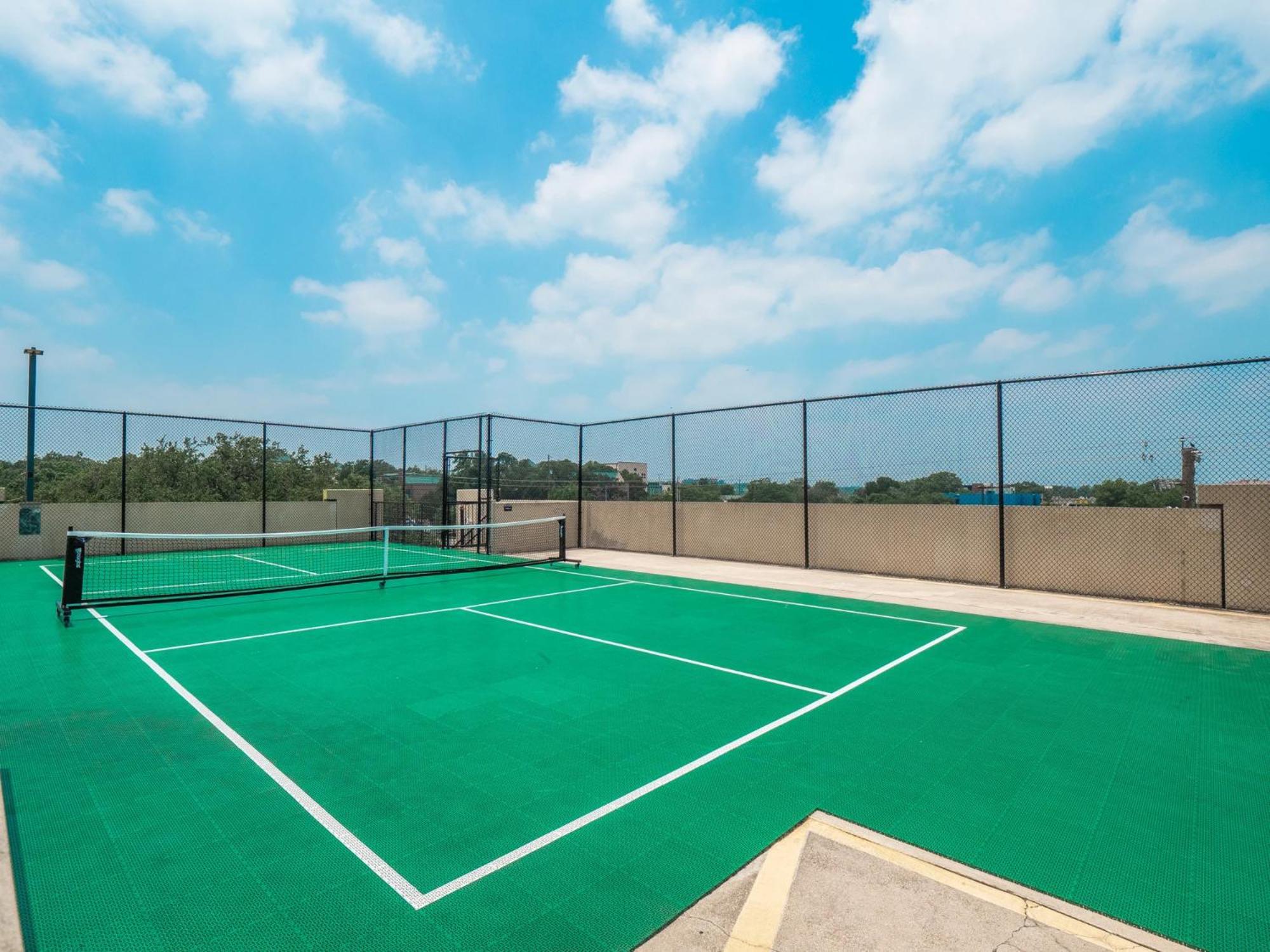 Prime Soco King Bed 1br & 2br W Gym, Pickleball, Laundry Apartment *