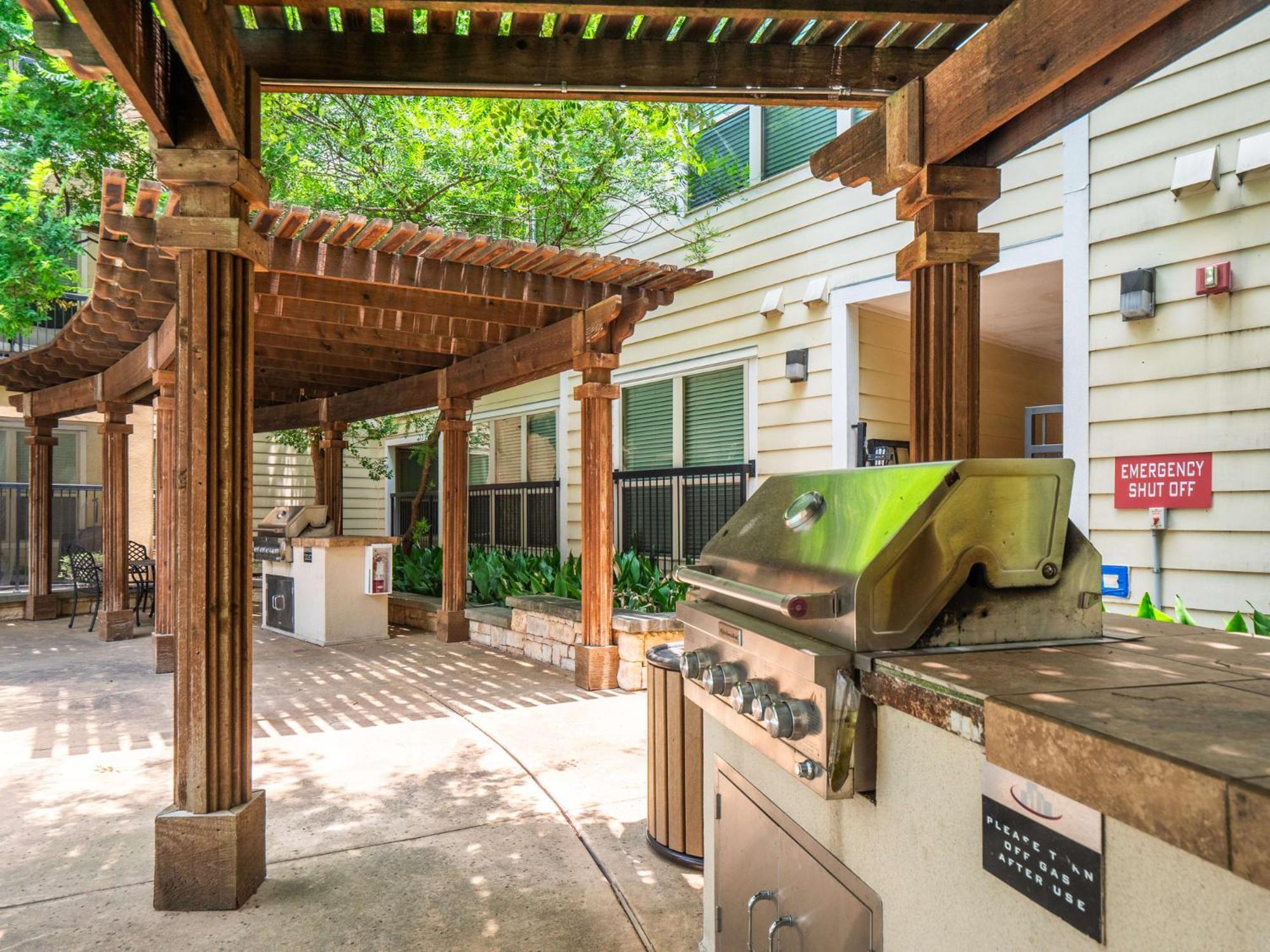 Prime Soco King Bed 1br & 2br W Gym, Pickleball, Laundry Apartment