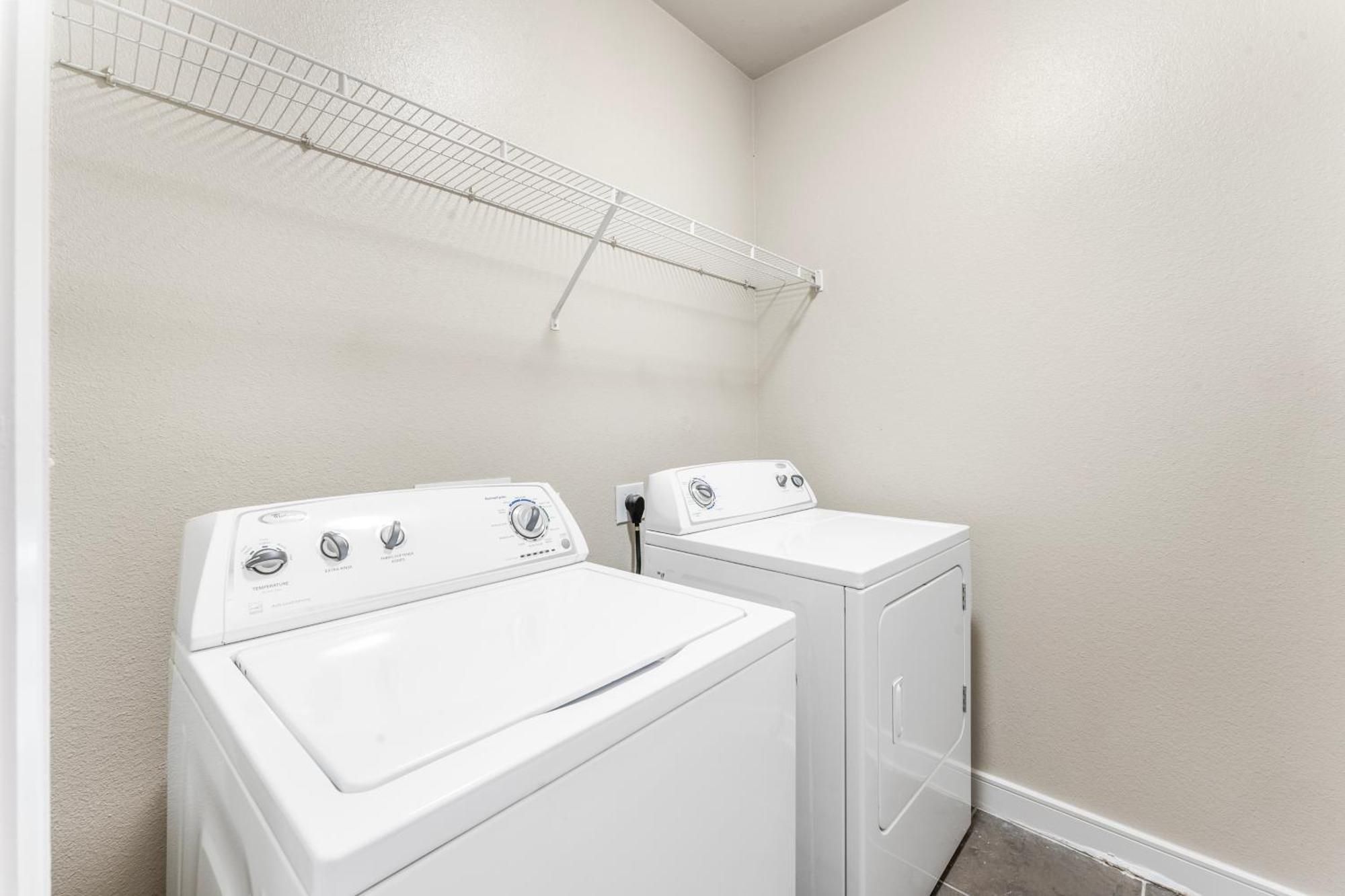 Apartment Prime Soco King Bed 1br & 2br W Gym, Pickleball, Laundry Austin