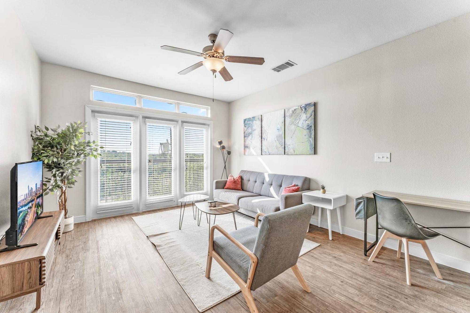 Apartment Prime Soco King Bed 1br & 2br W Gym, Pickleball, Laundry Austin