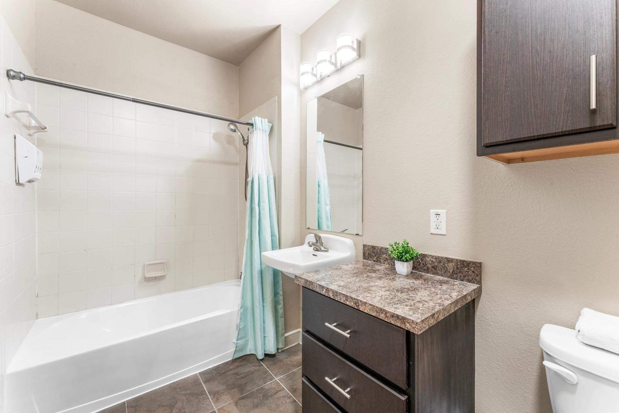 Apartment Prime Soco King Bed 1br & 2br W Gym, Pickleball, Laundry