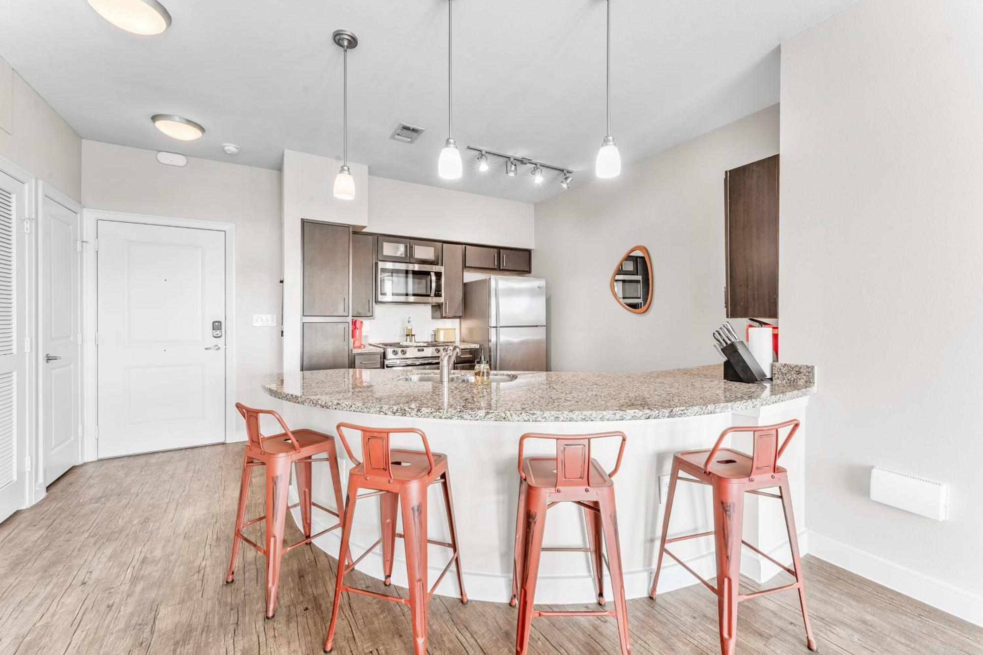 Apartment Prime Soco King Bed 1br & 2br W Gym, Pickleball, Laundry Austin
