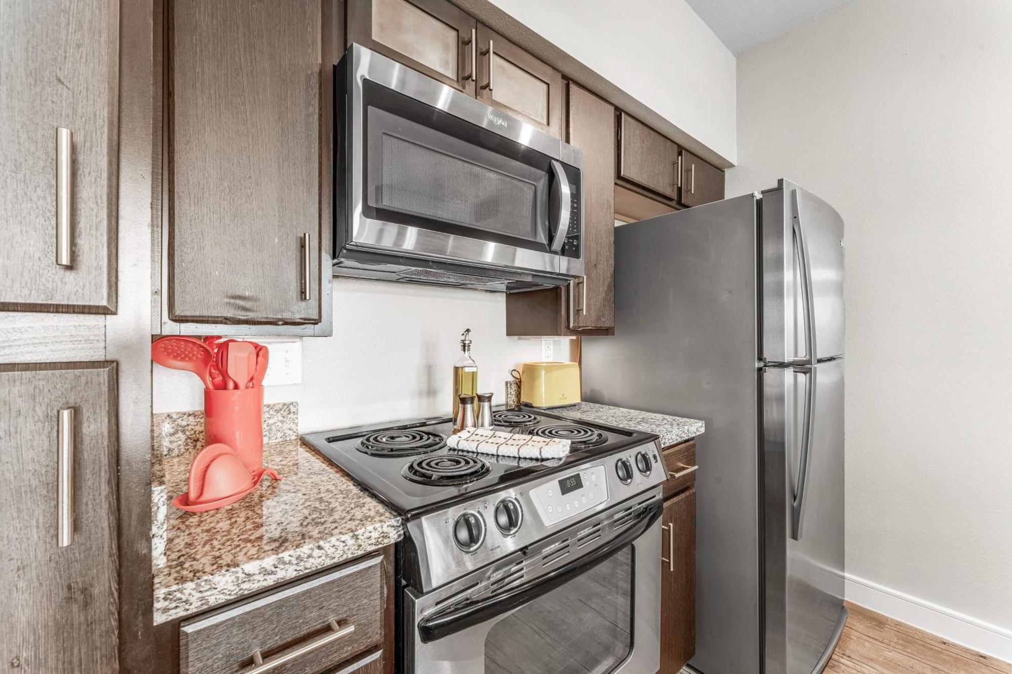 Prime Soco King Bed 1br & 2br W Gym, Pickleball, Laundry *