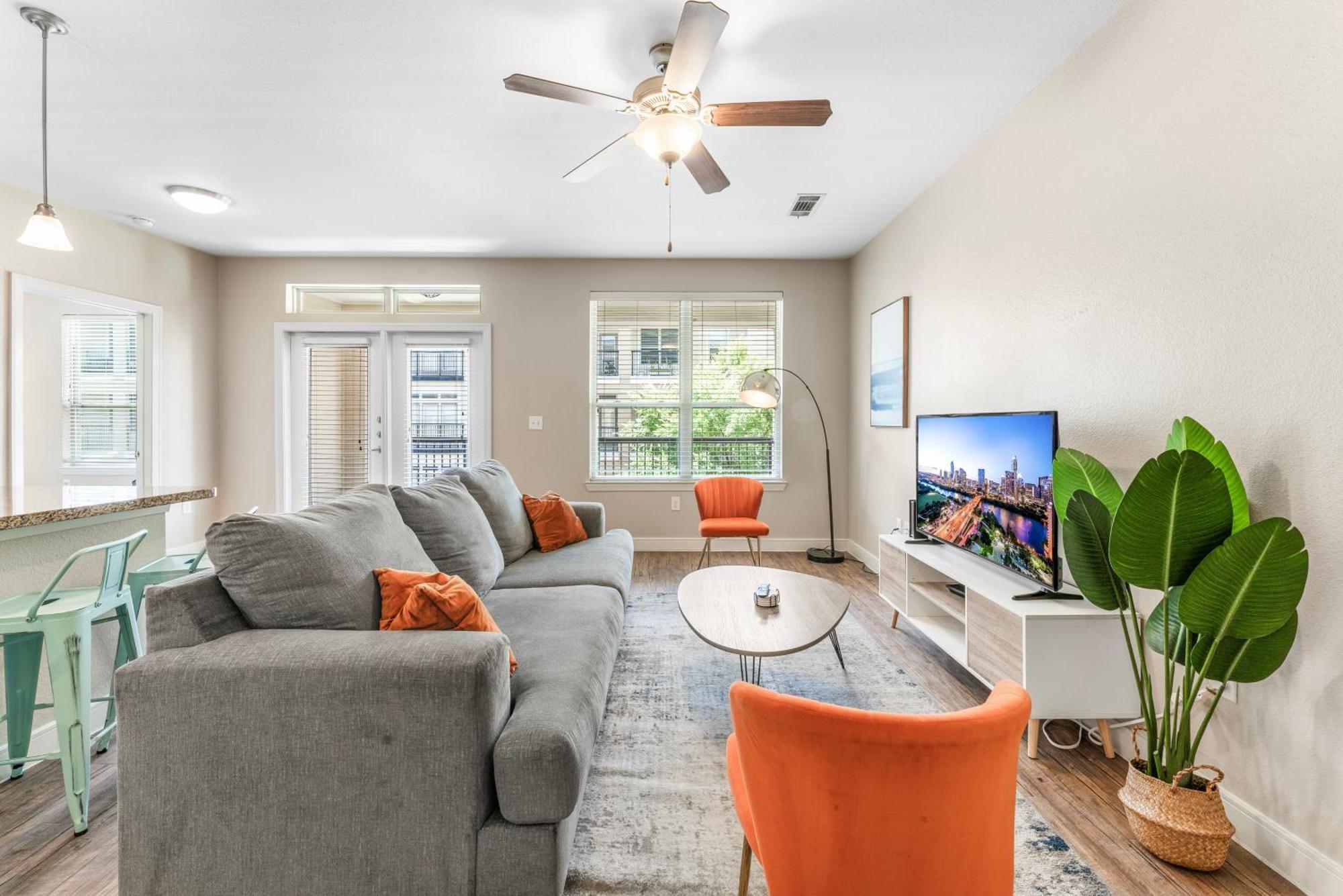 Prime Soco King Bed 1br & 2br W Gym, Pickleball, Laundry Apartment