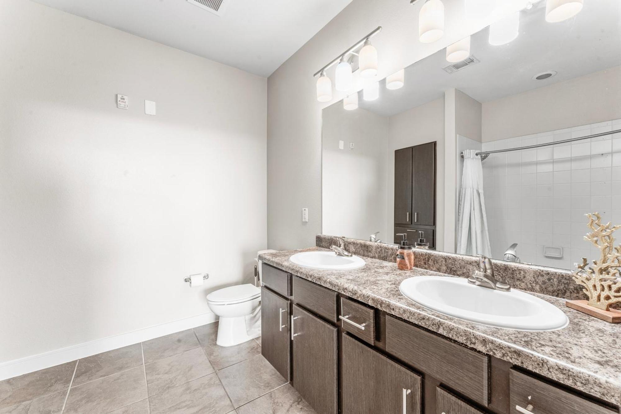 Prime Soco King Bed 1br & 2br W Gym, Pickleball, Laundry Apartment Austin