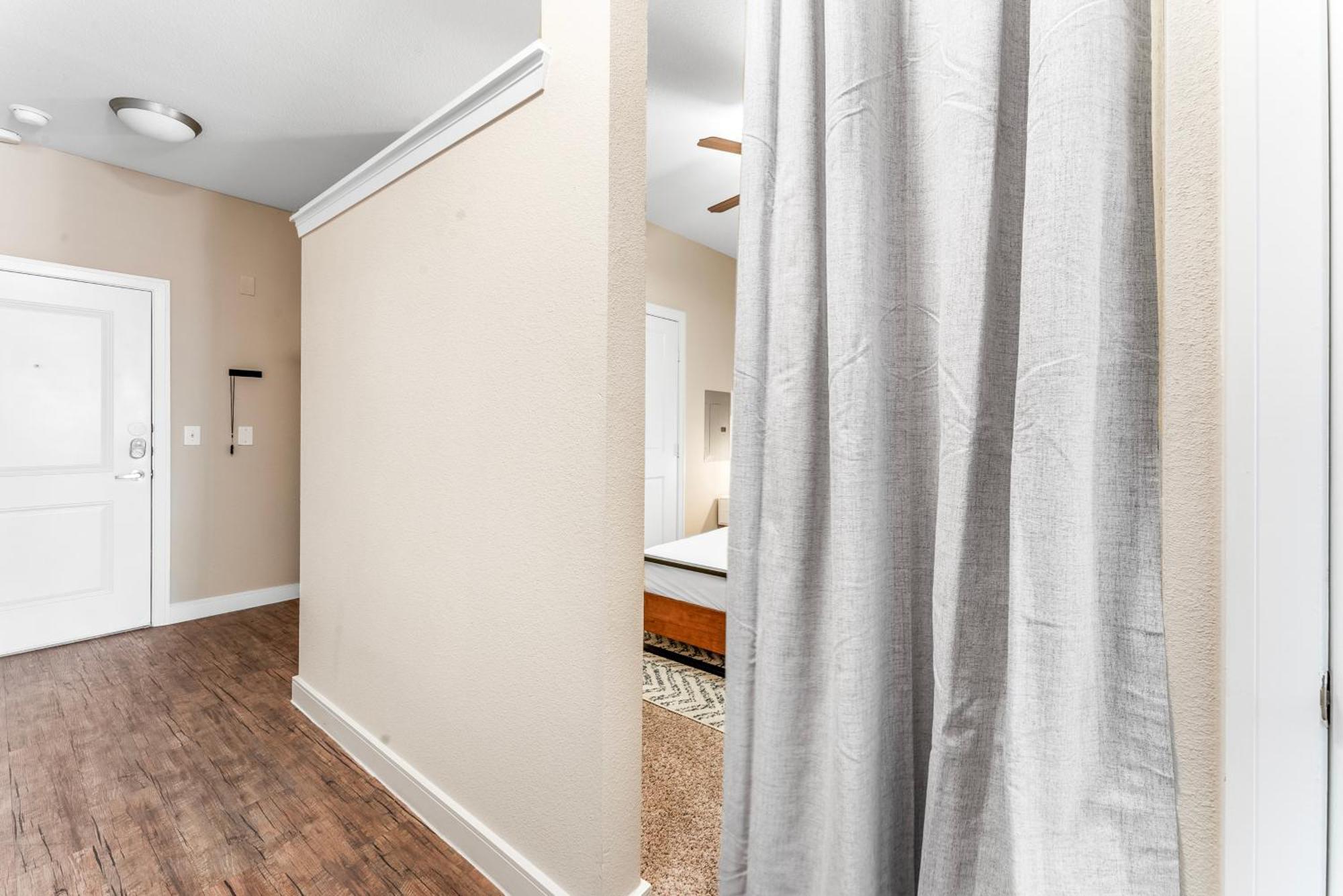 Apartment Prime Soco King Bed 1br & 2br W Gym, Pickleball, Laundry