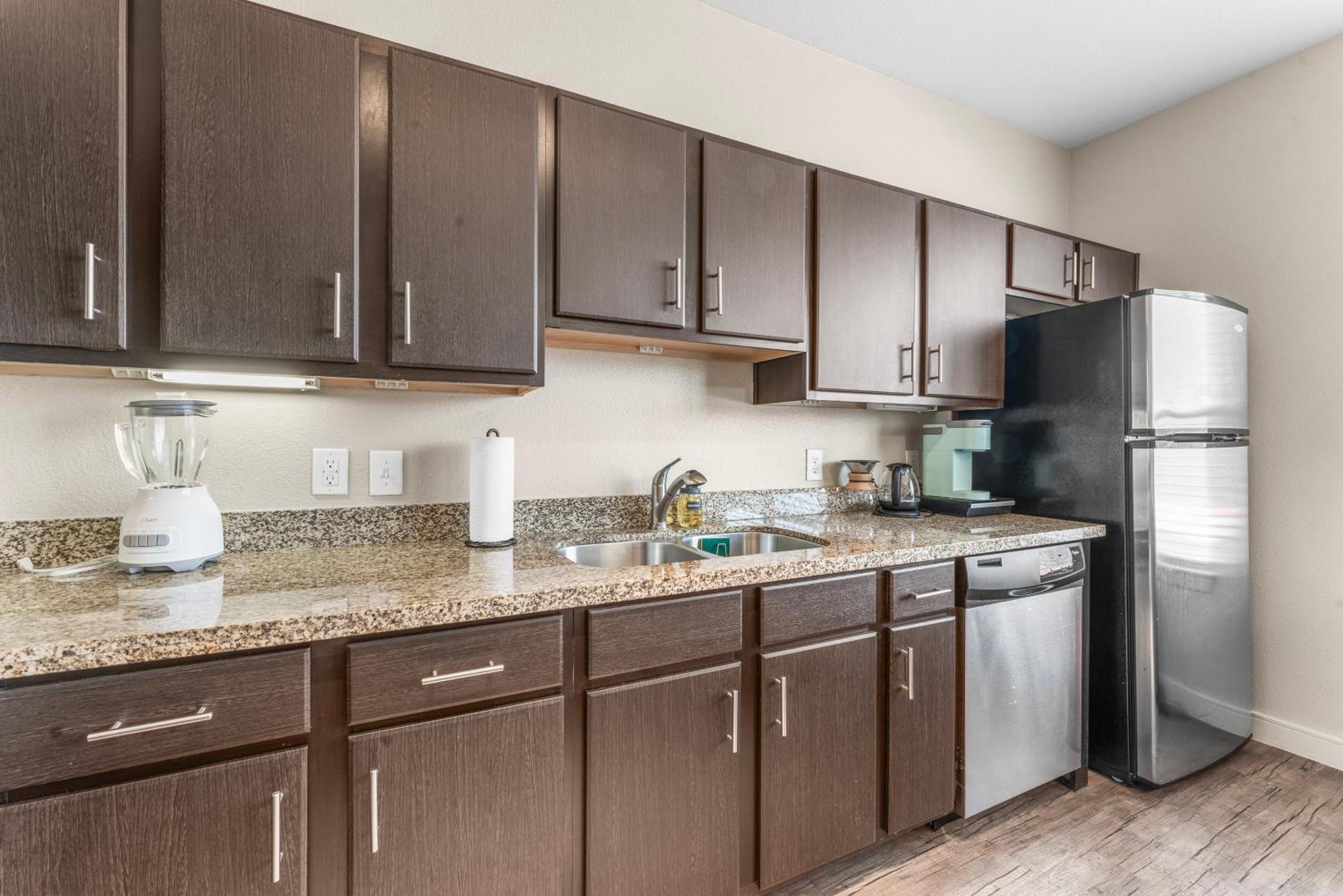 Prime Soco King Bed 1br & 2br W Gym, Pickleball, Laundry Apartment *