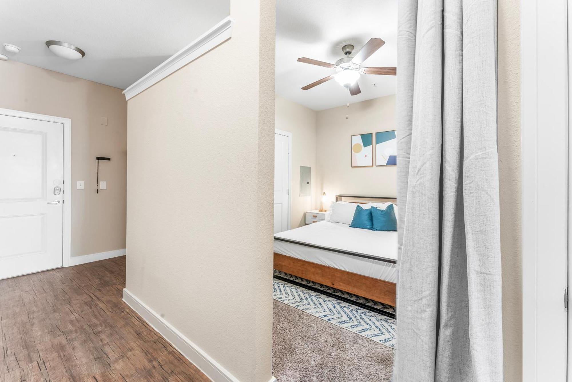 Apartment Prime Soco King Bed 1br & 2br W Gym, Pickleball, Laundry Austin