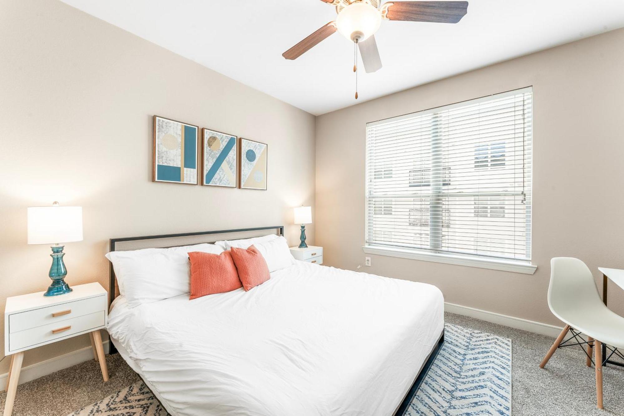 Prime Soco King Bed 1br & 2br W Gym, Pickleball, Laundry Apartment