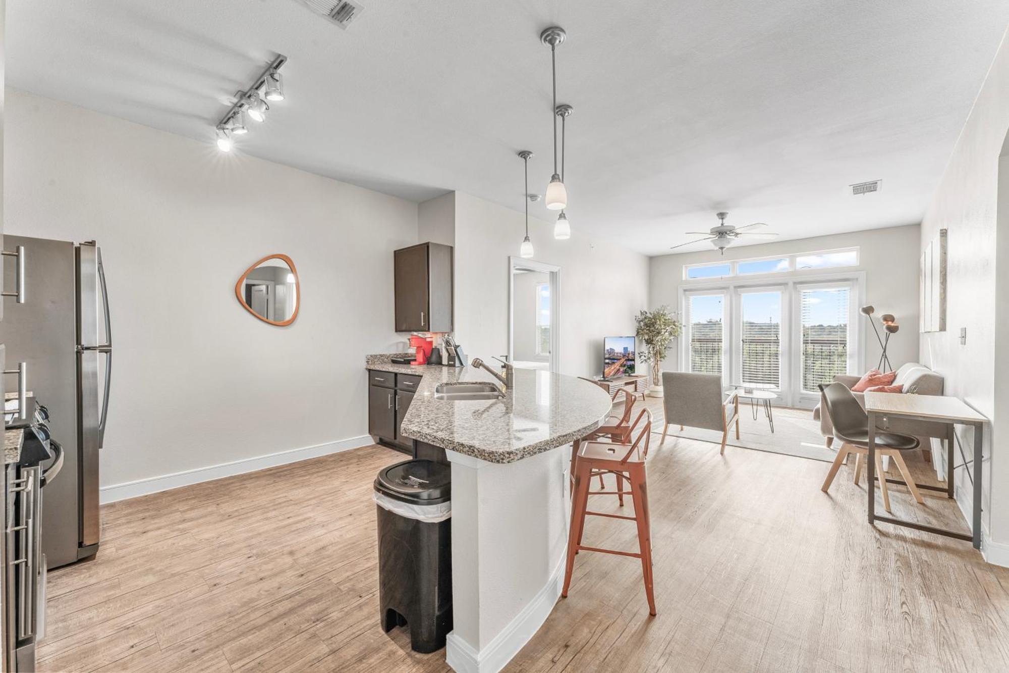 Apartment Prime Soco King Bed 1br & 2br W Gym, Pickleball, Laundry Austin