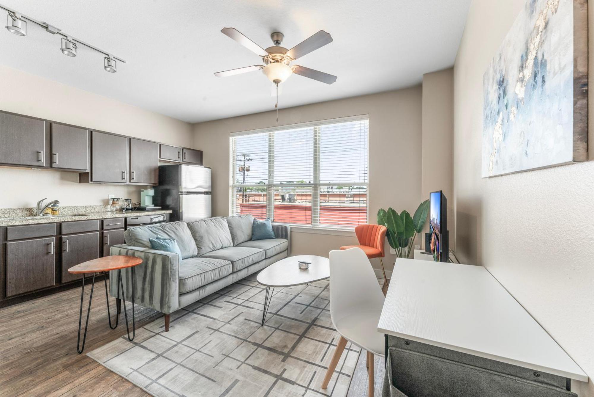 Prime Soco King Bed 1br & 2br W Gym, Pickleball, Laundry * Austin