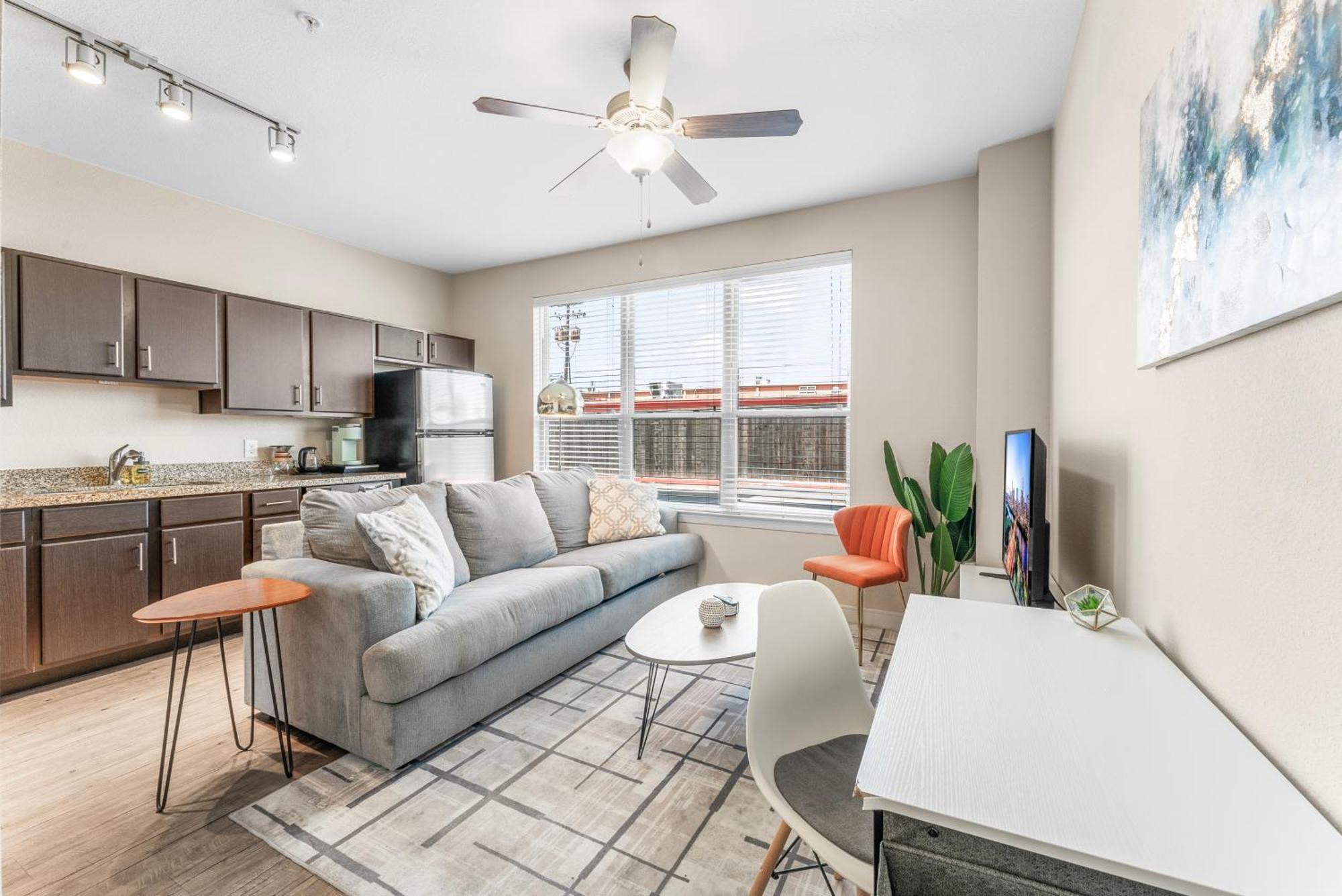 Apartment Prime Soco King Bed 1br & 2br W Gym, Pickleball, Laundry Austin