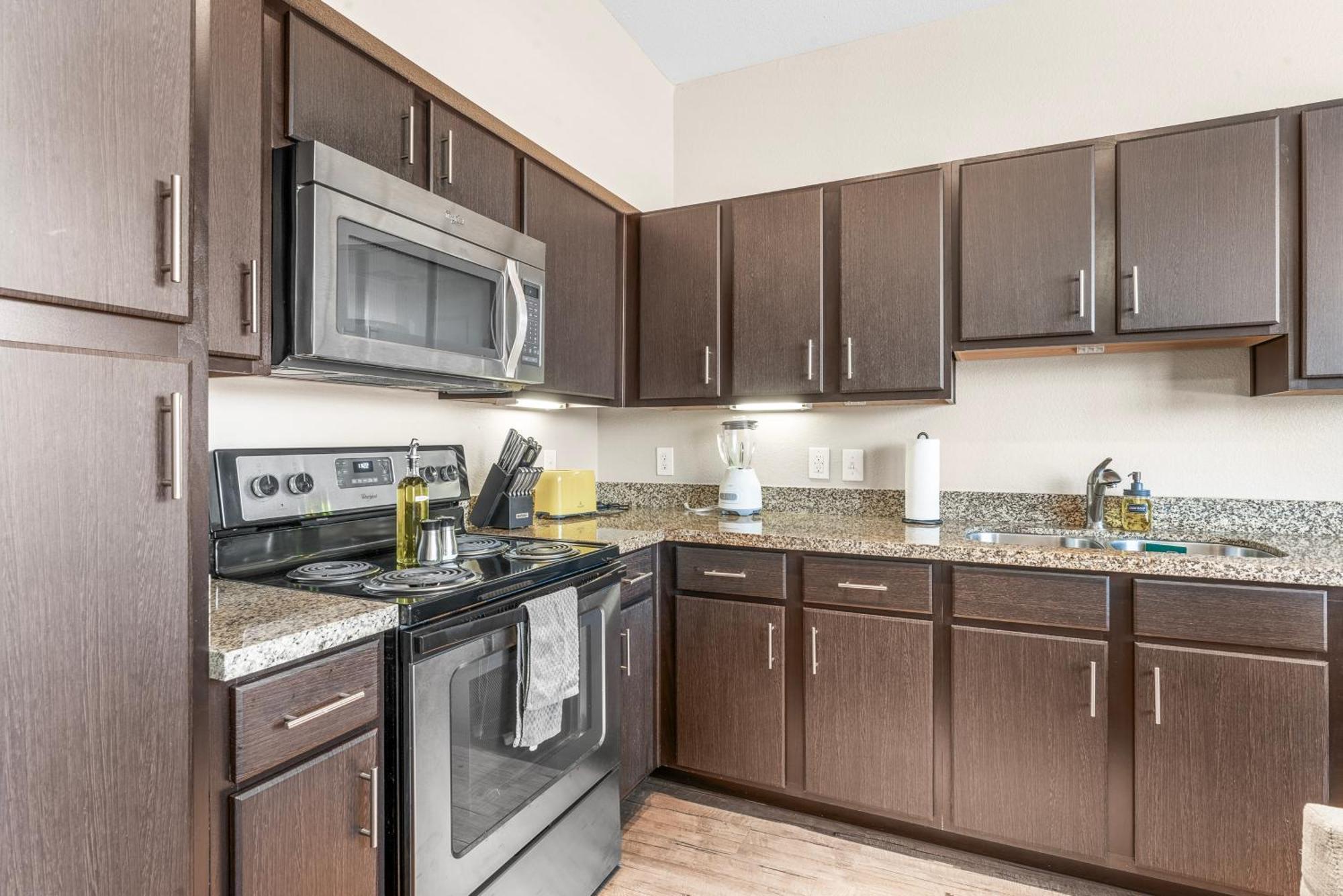 Prime Soco King Bed 1br & 2br W Gym, Pickleball, Laundry Austin
