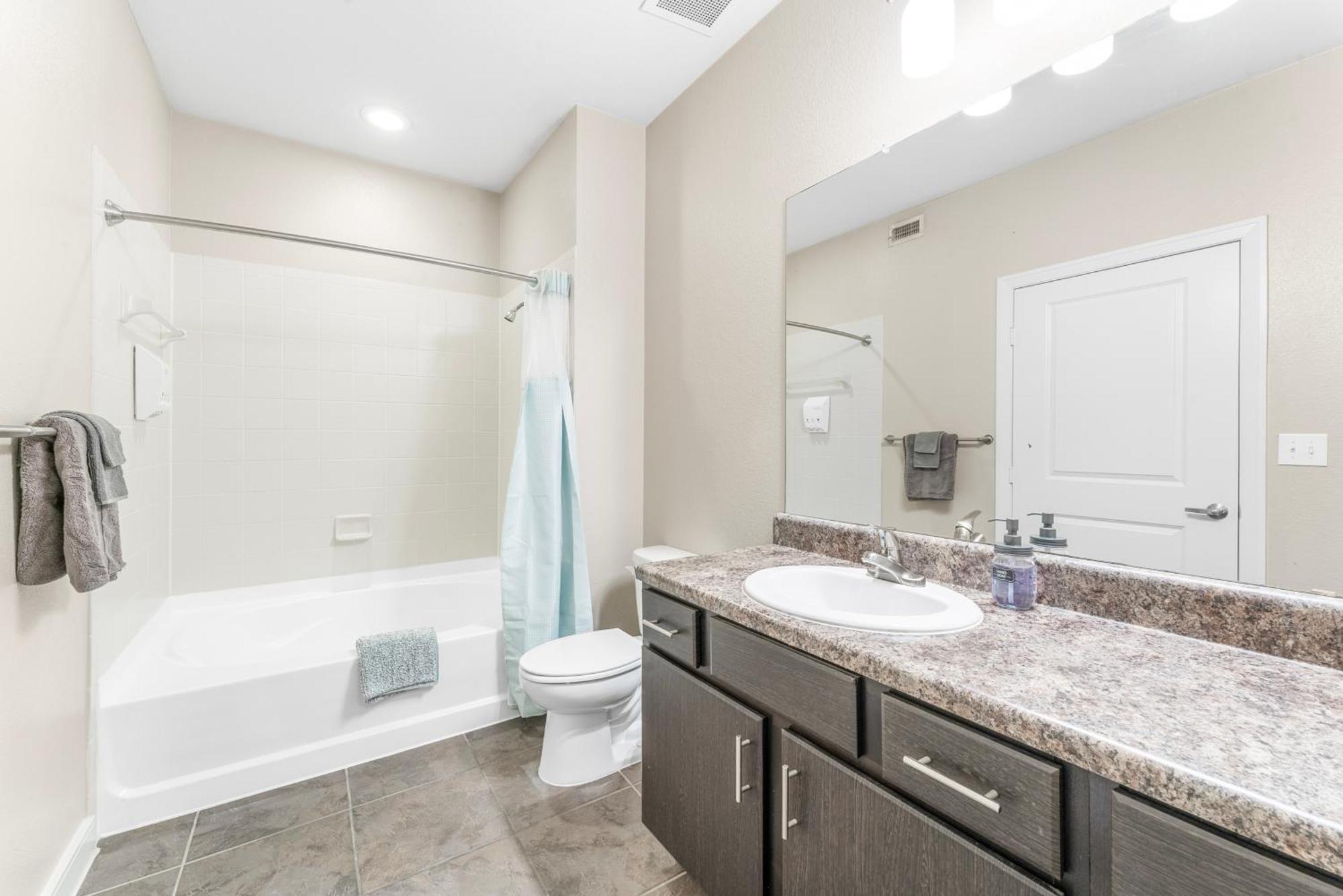 Prime Soco King Bed 1br & 2br W Gym, Pickleball, Laundry Apartment
