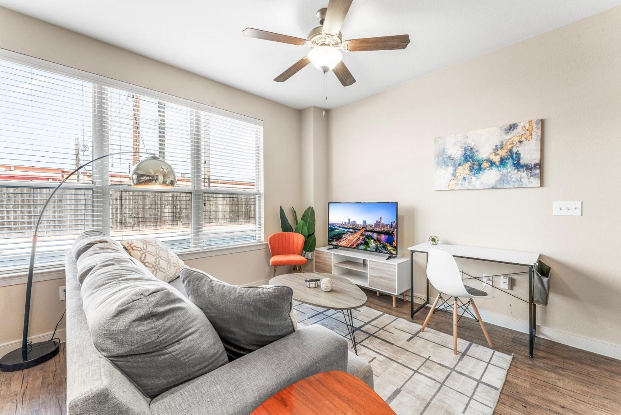 Prime Soco King Bed 1br & 2br W Gym, Pickleball, Laundry Apartment Austin