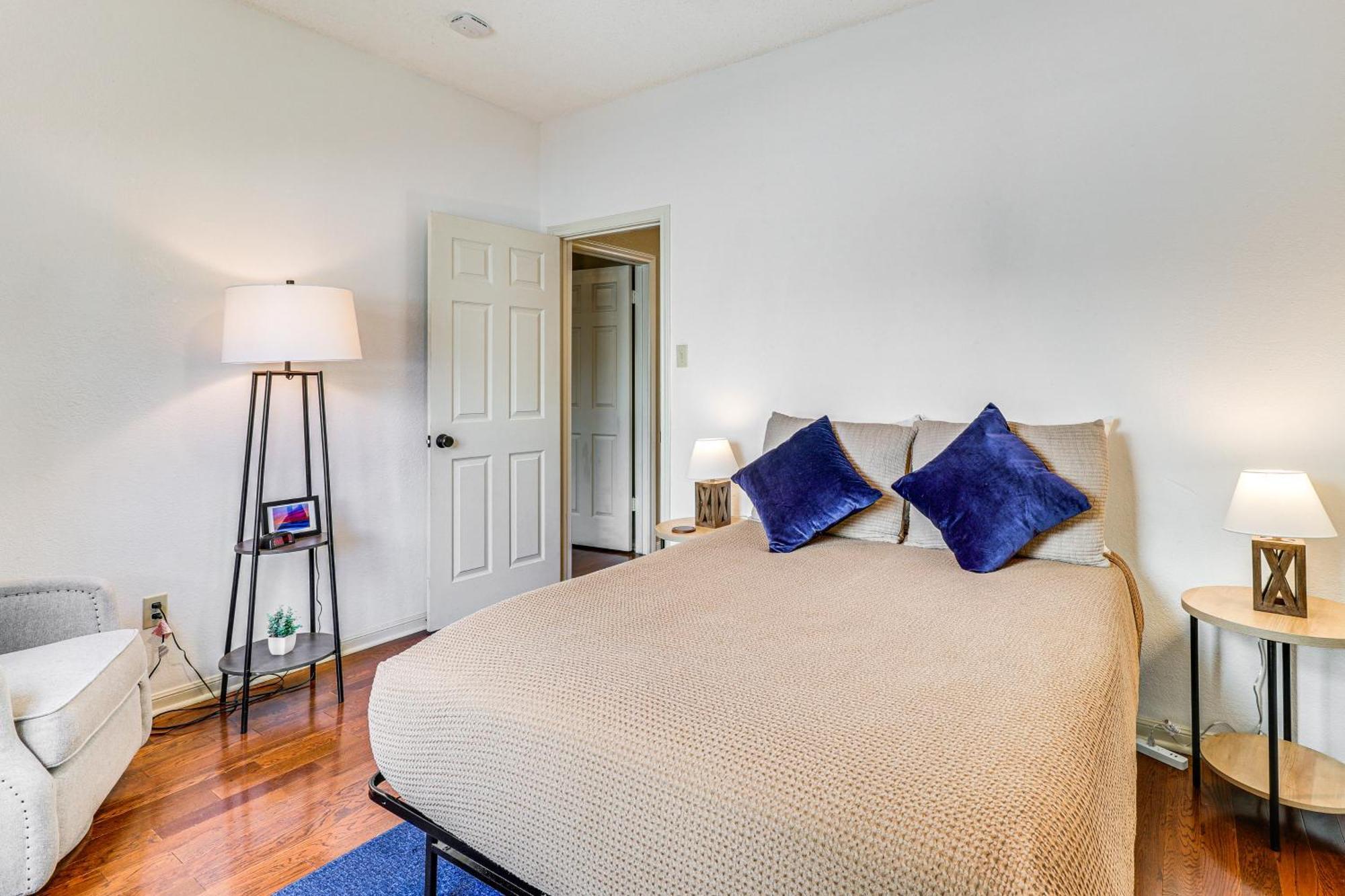 Lovely With Deck And Greenbelt Access! Austin