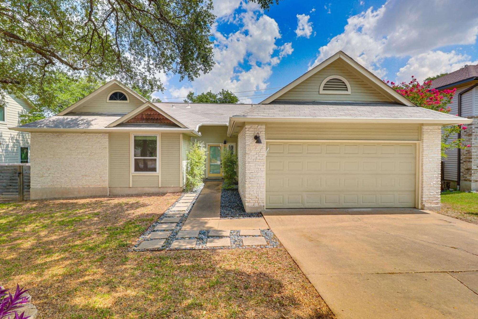 Holiday home Lovely With Deck And Greenbelt Access! Austin