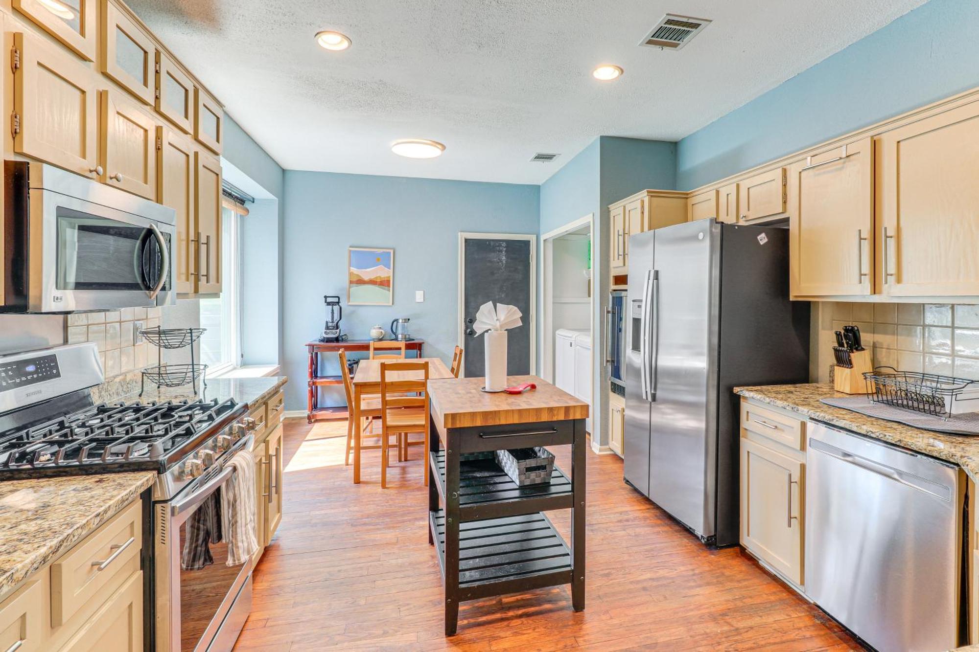 Lovely With Deck And Greenbelt Access!