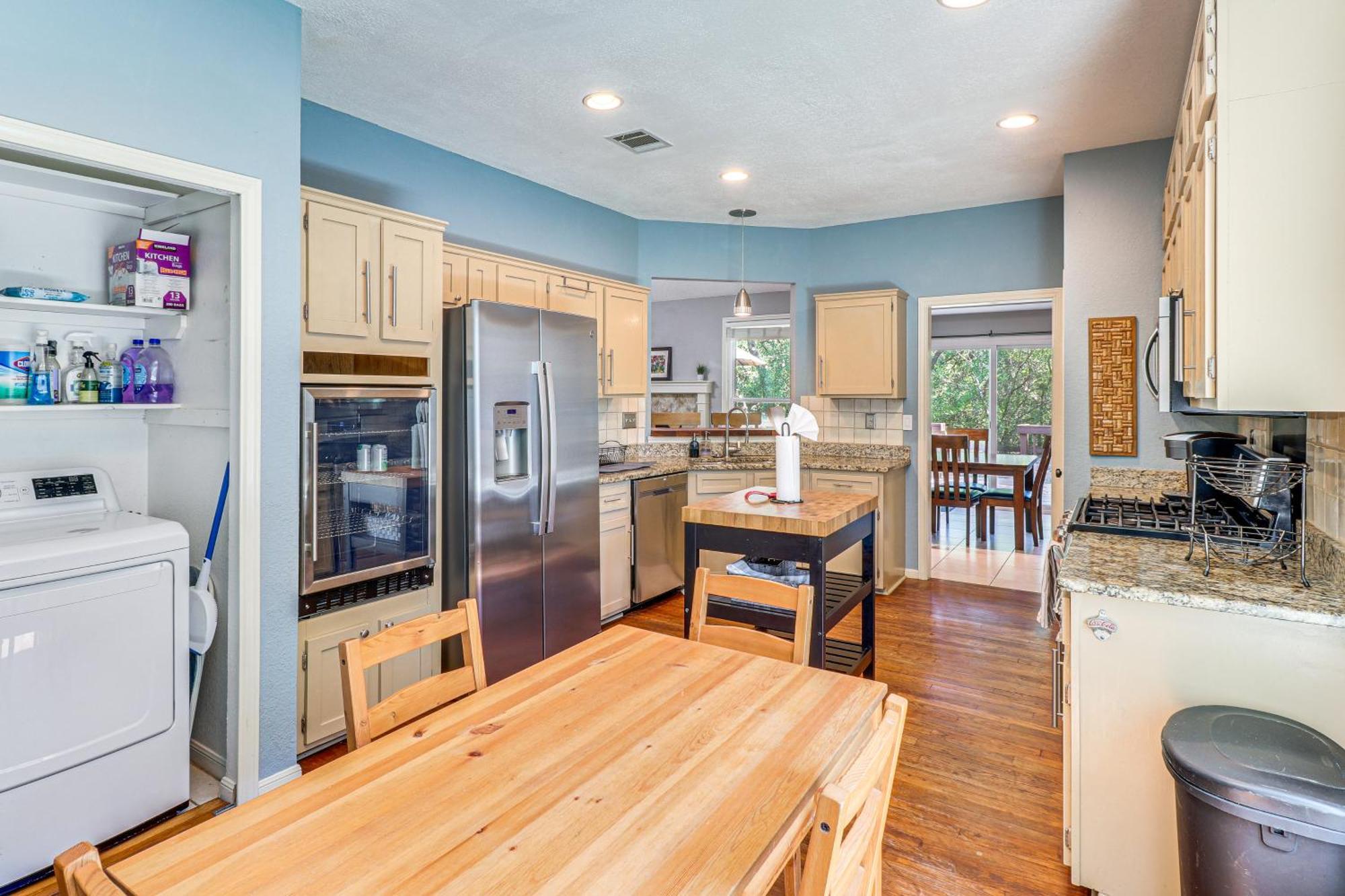 Lovely With Deck And Greenbelt Access! *