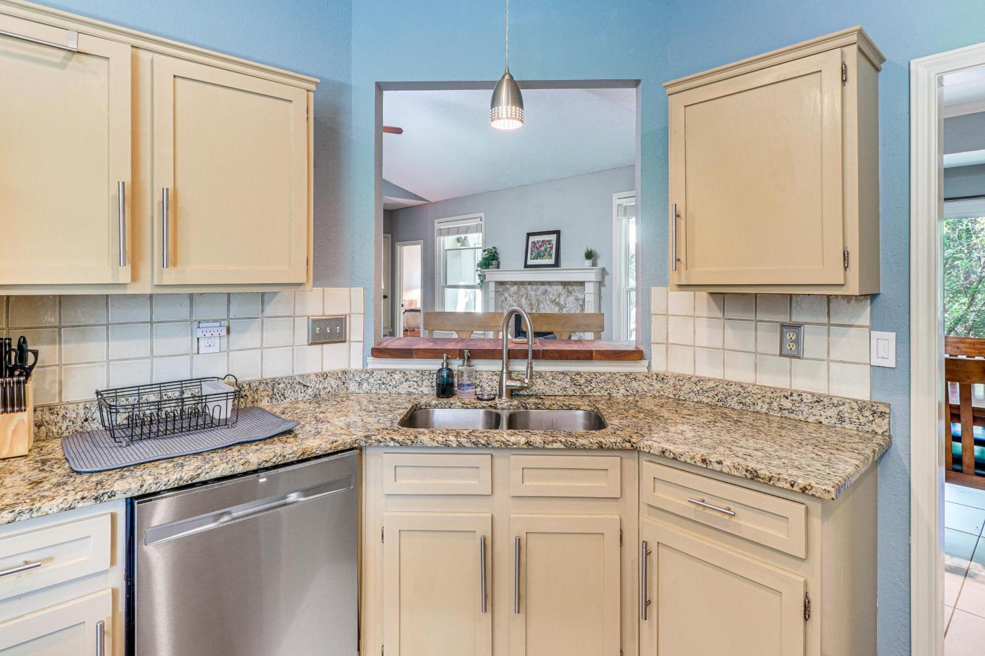 Lovely With Deck And Greenbelt Access! Austin